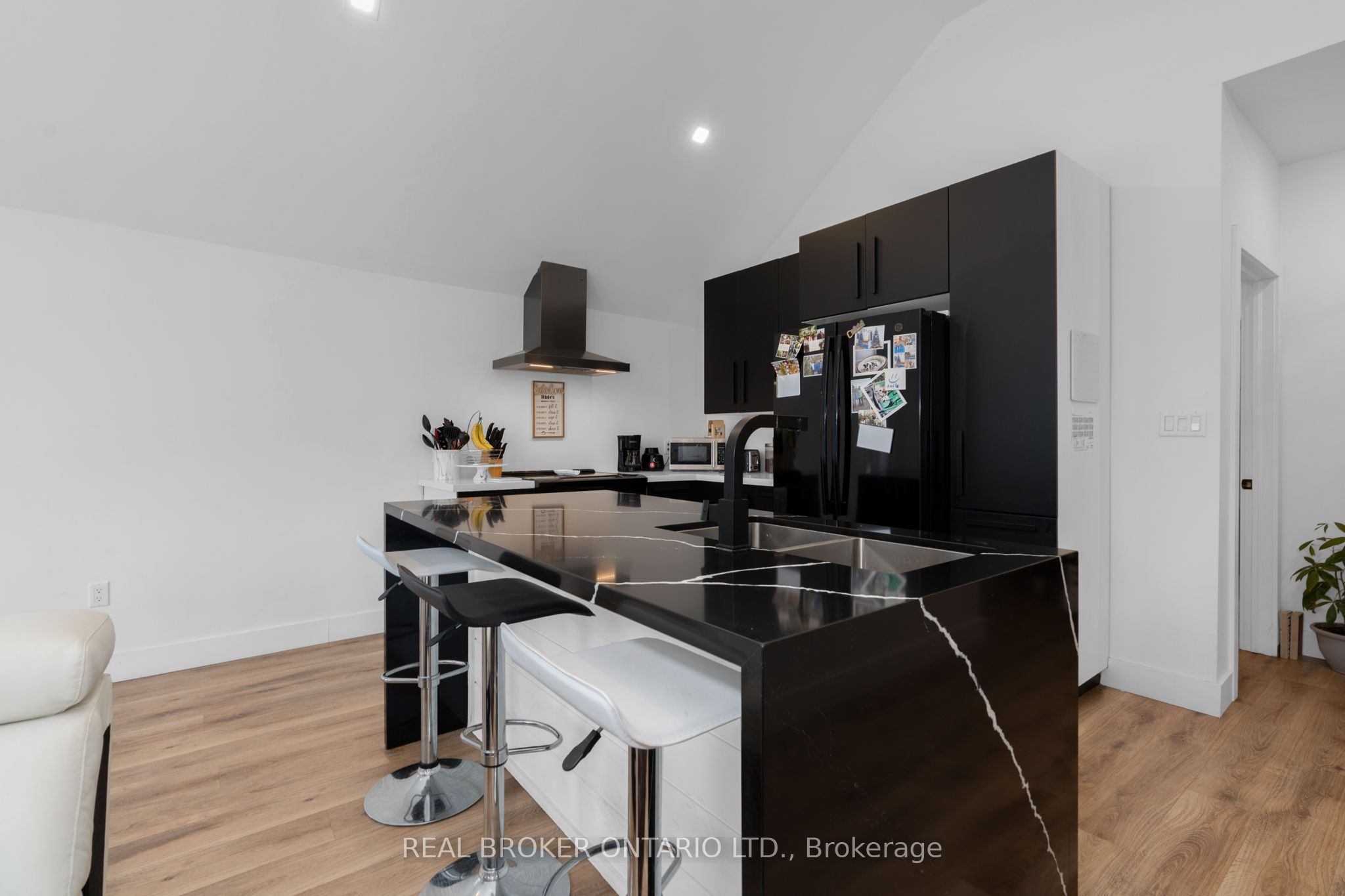 1 Dufferin Street Property Photo 22