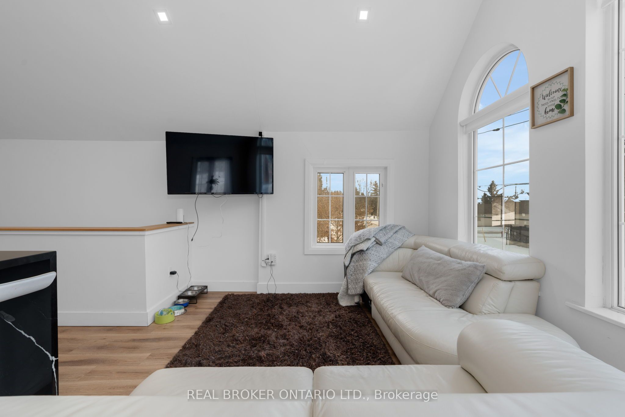 1 Dufferin Street Property Photo 25