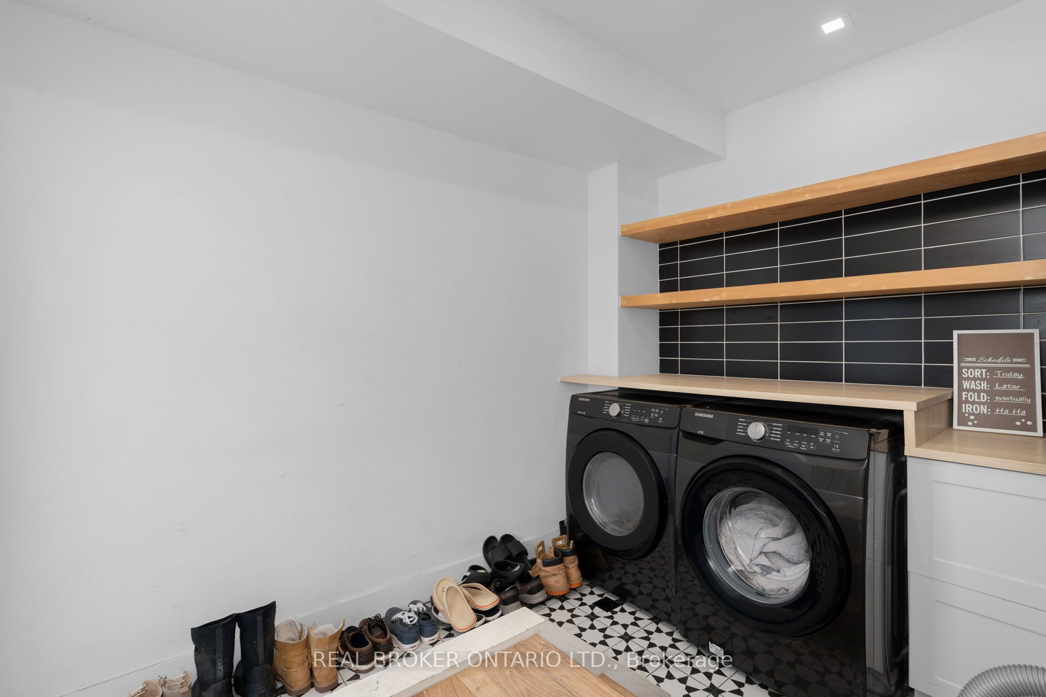 1 Dufferin Street Property Photo 29