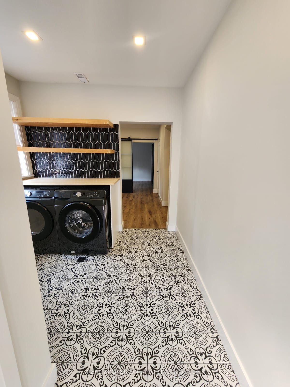 1 Dufferin Street Property Photo 32