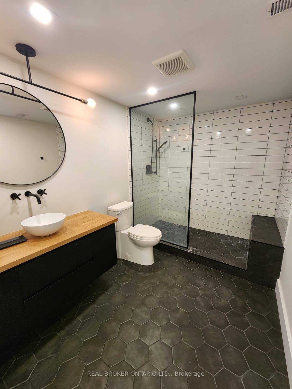 1 Dufferin Street Property Photo 40