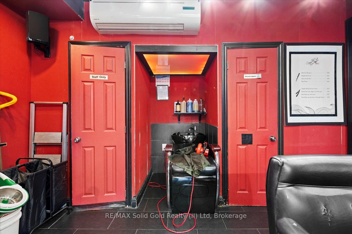 686 King Street Property Photo 10