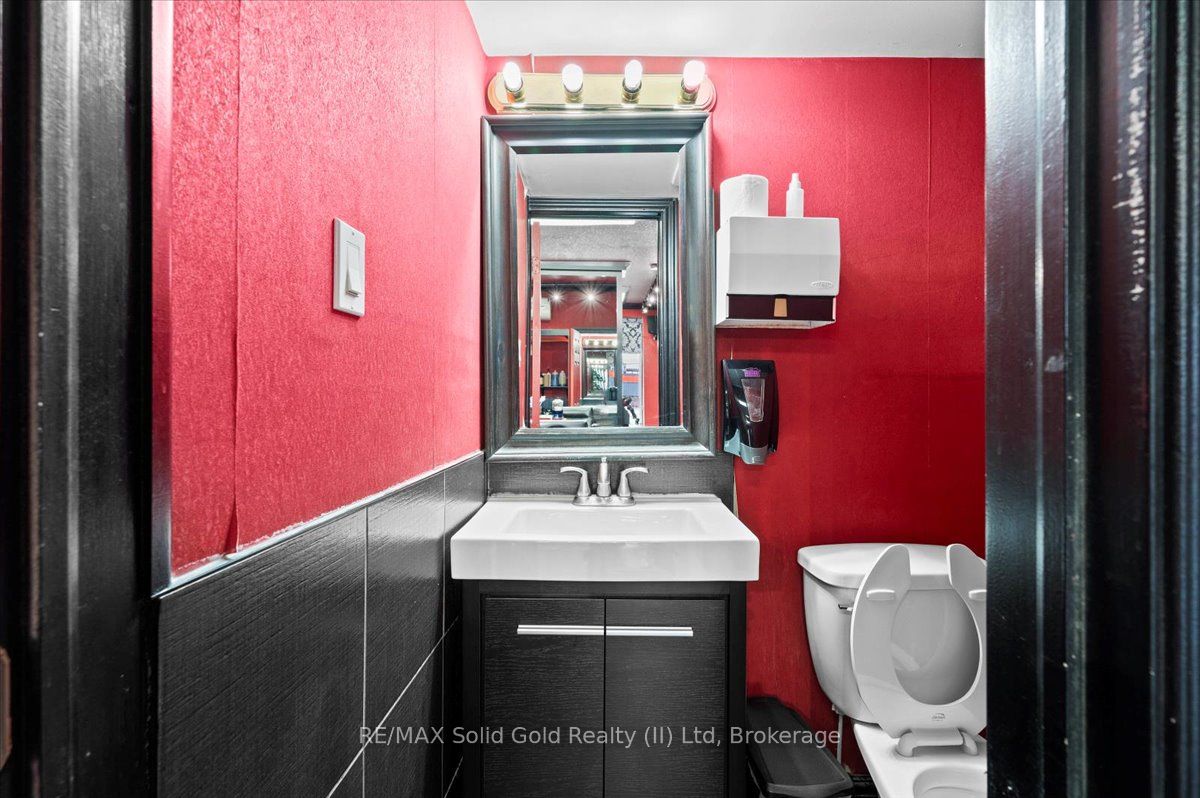 686 King Street Property Photo 13