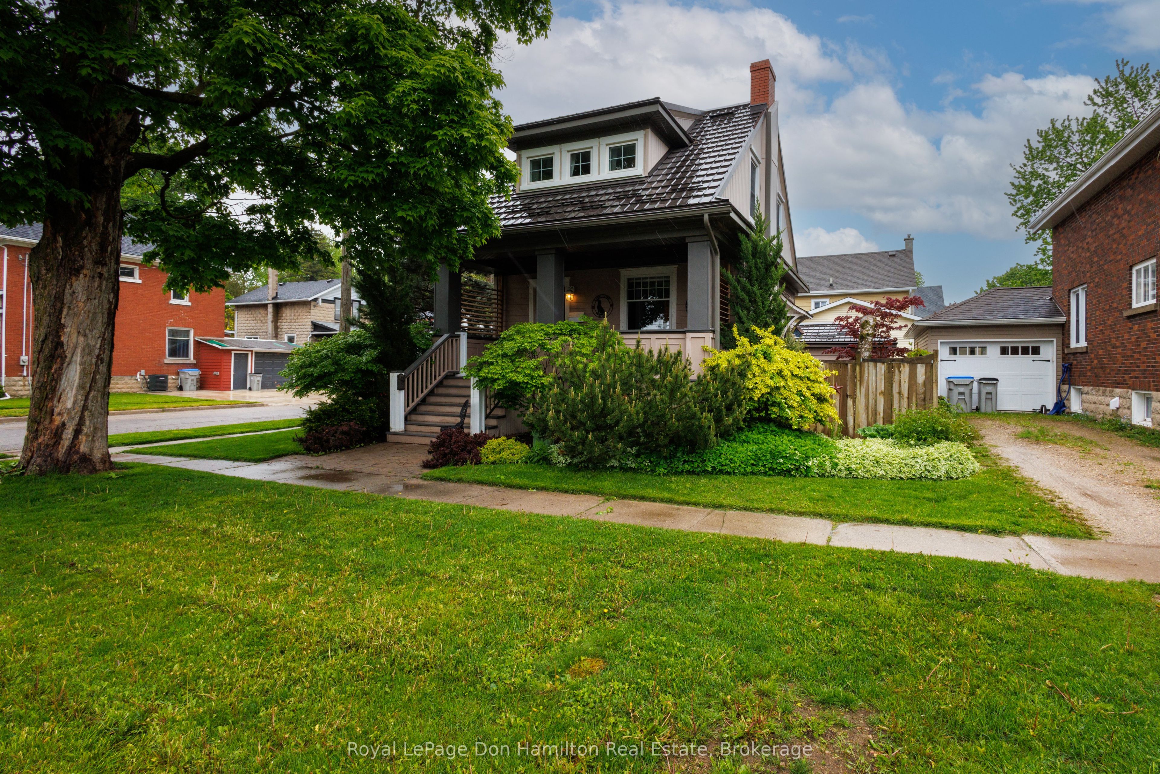 190 Victoria Avenue N Property Photo 1