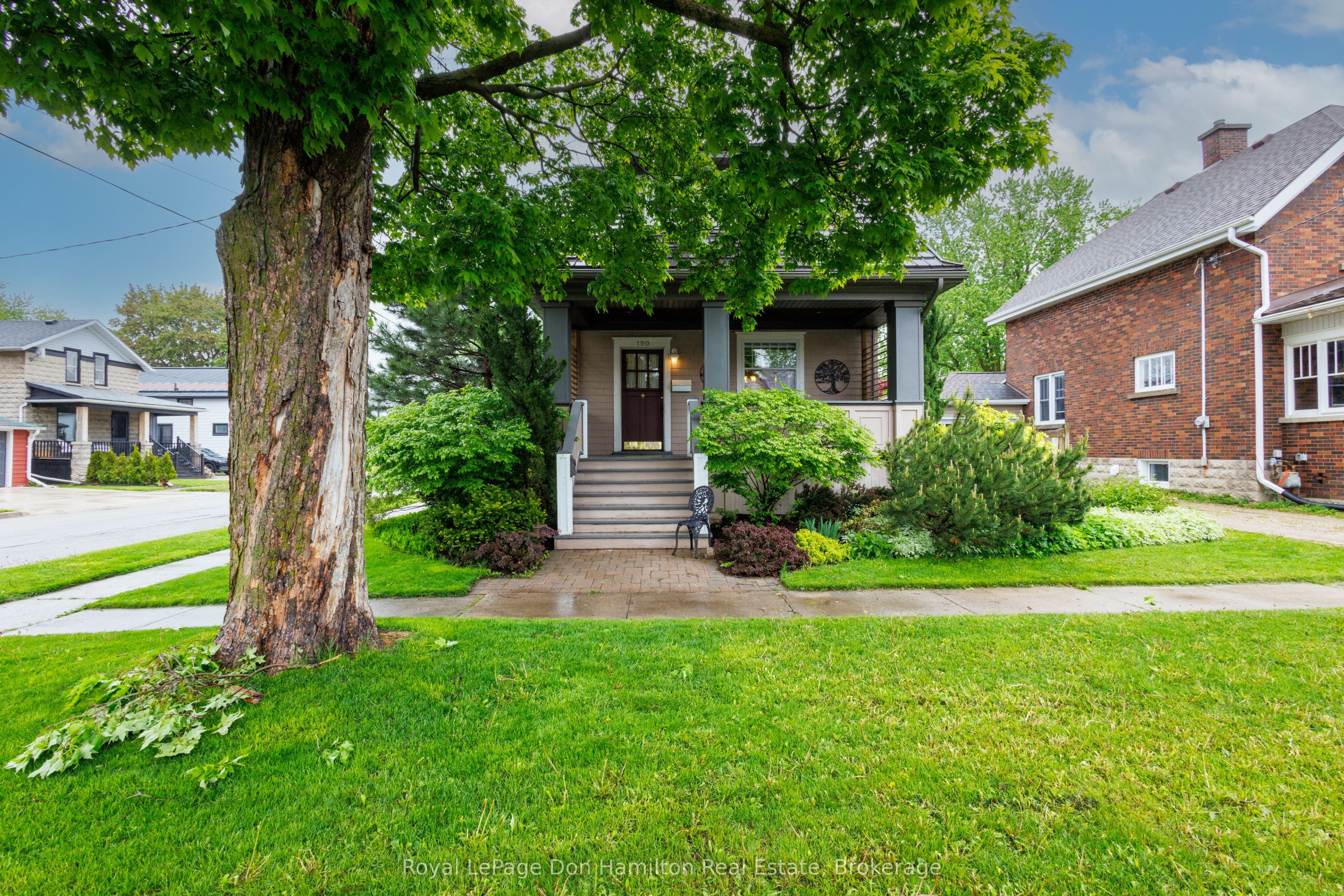 190 Victoria Avenue N Property Photo 2