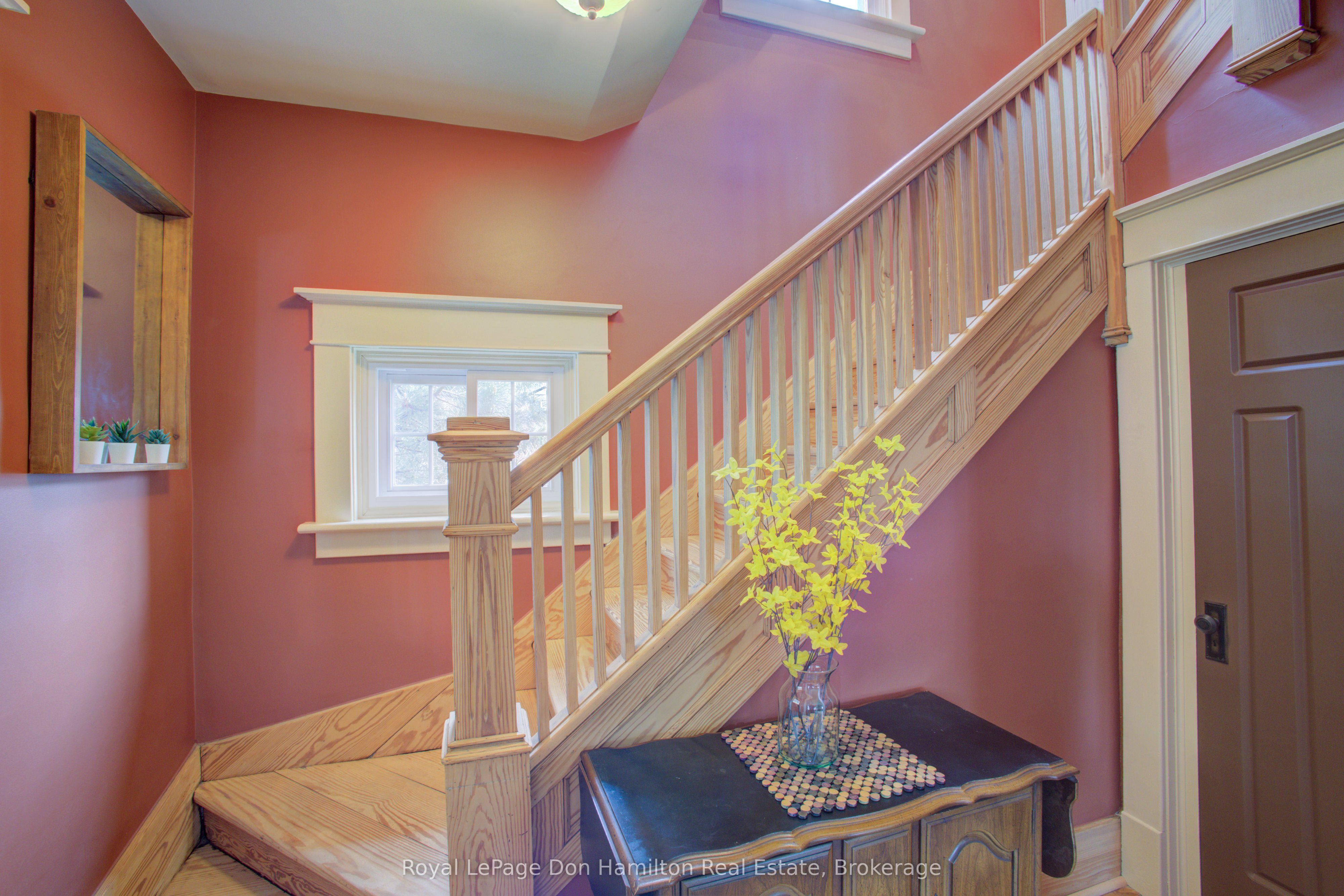 190 Victoria Avenue N Property Photo 6