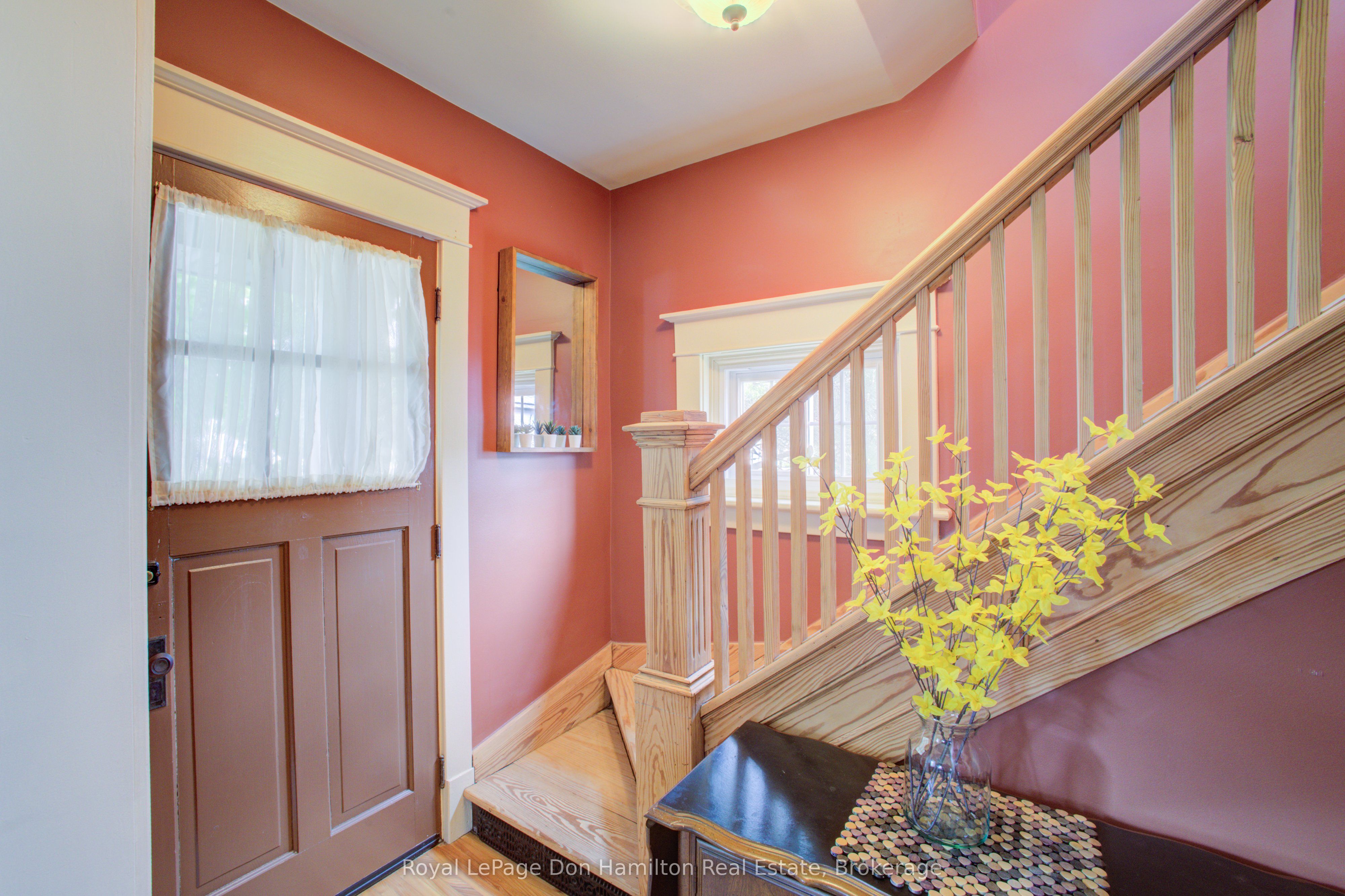 190 Victoria Avenue N Property Photo 7