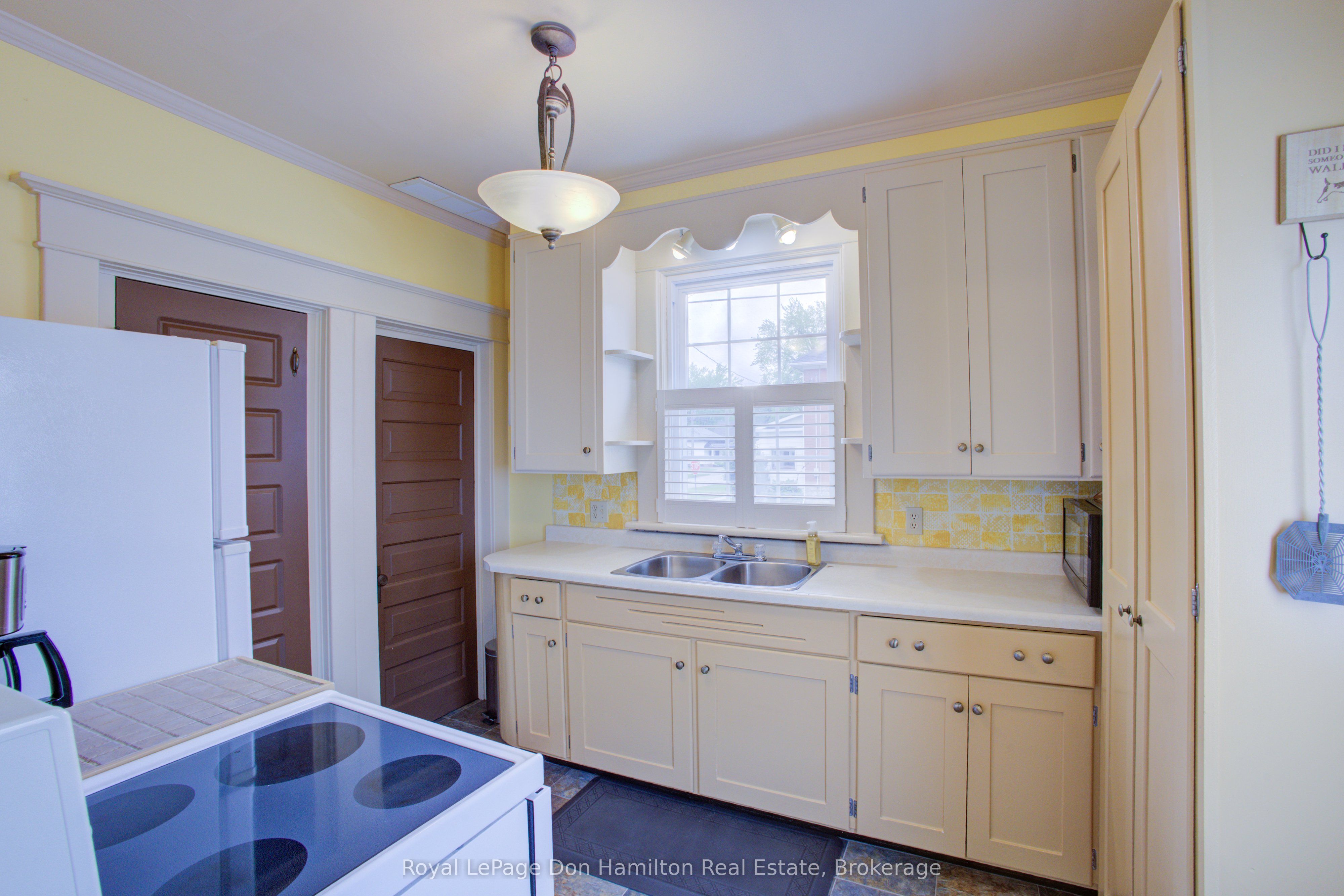 190 Victoria Avenue N Property Photo 15