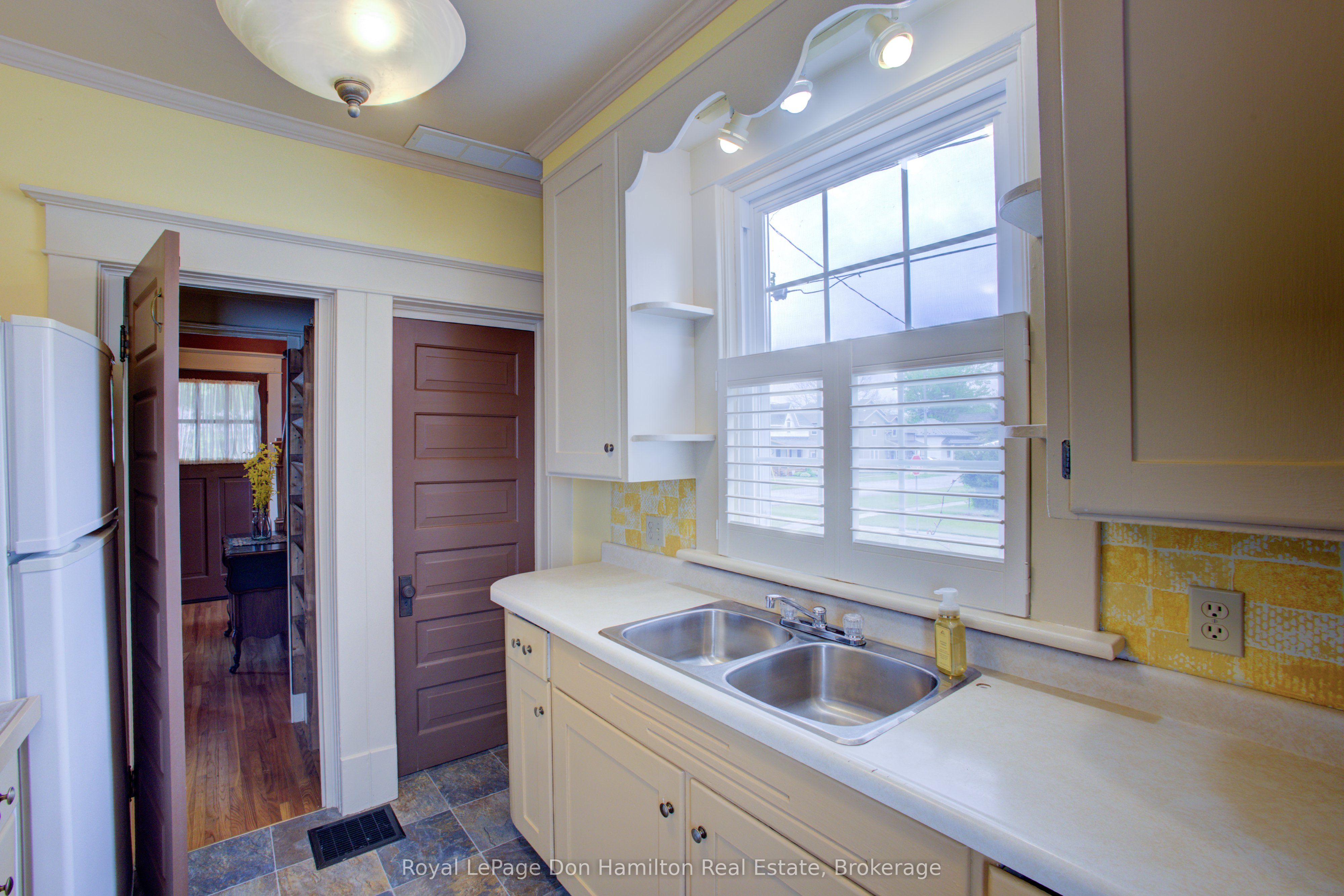 190 Victoria Avenue N Property Photo 16