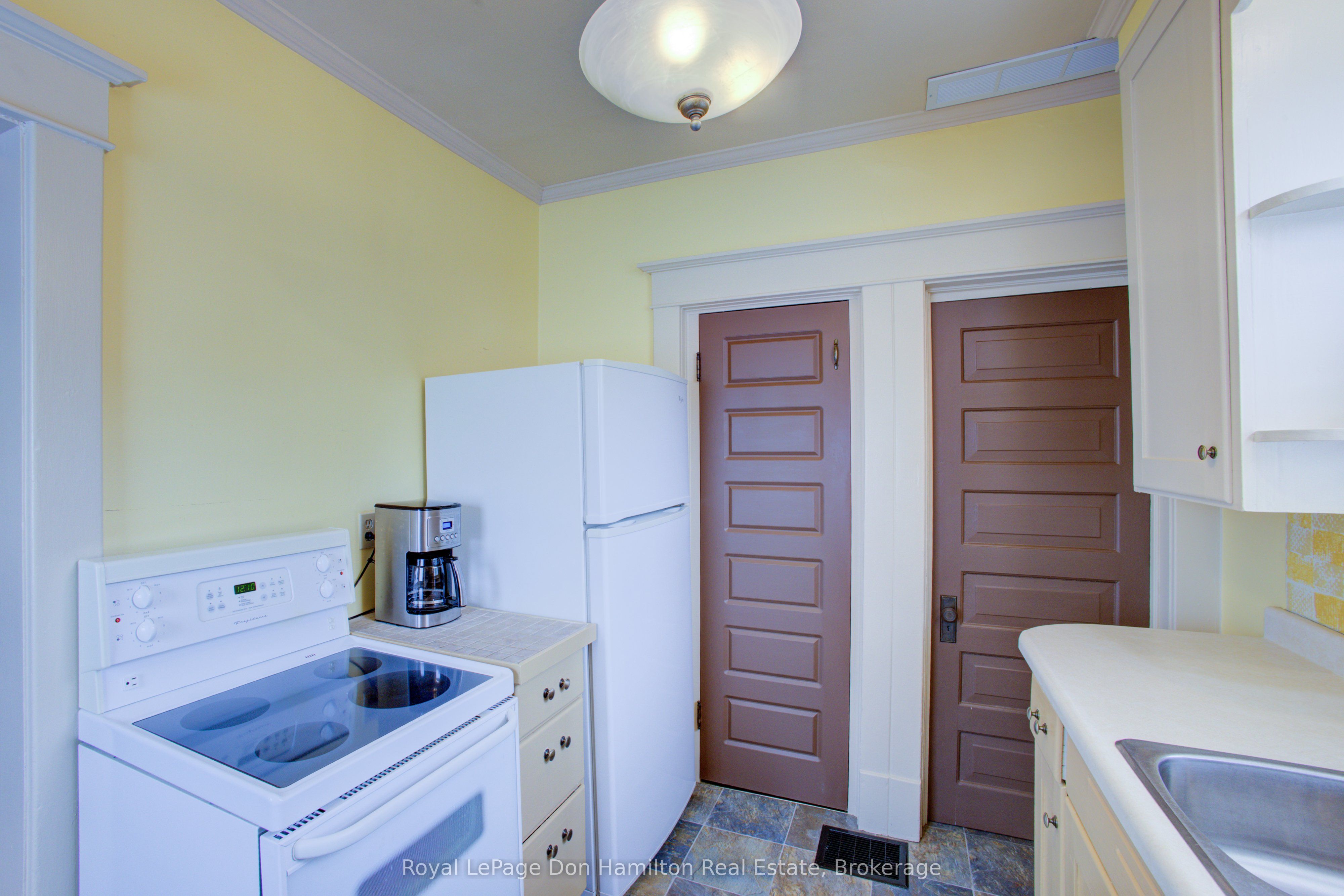 190 Victoria Avenue N Property Photo 17