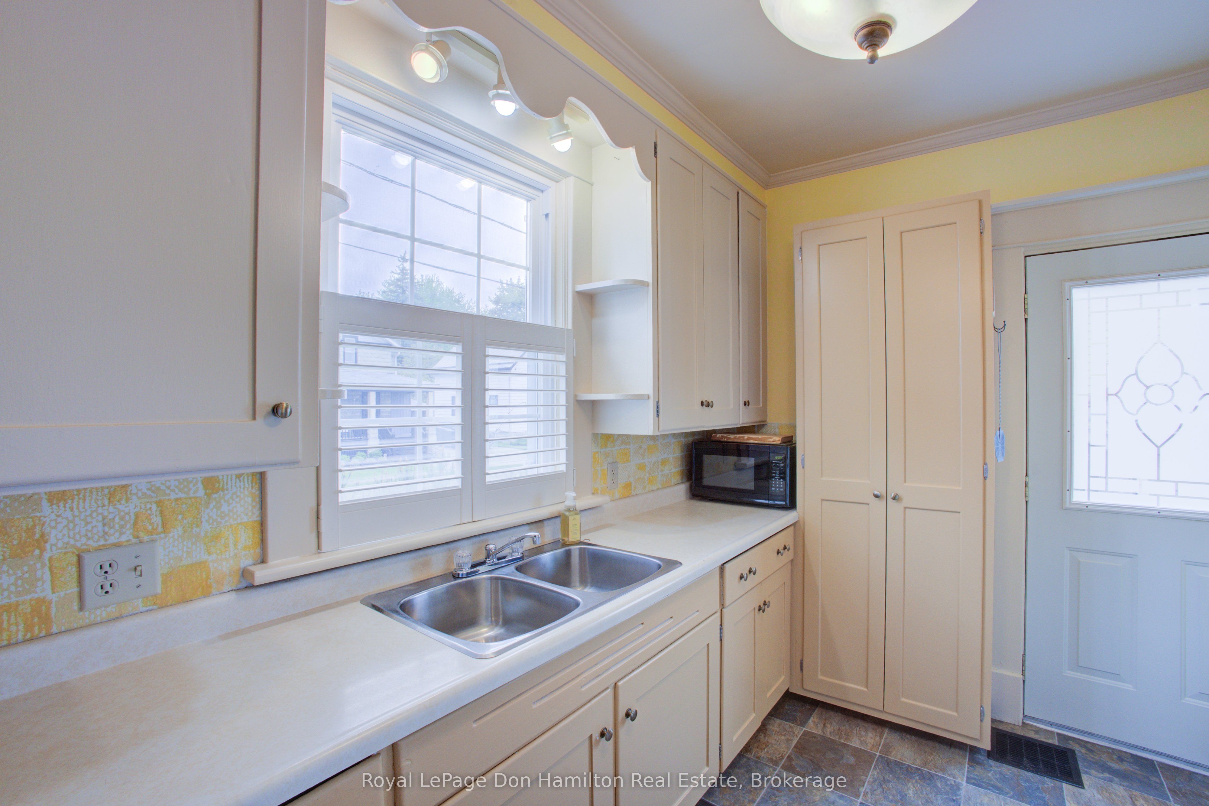 190 Victoria Avenue N Property Photo 18