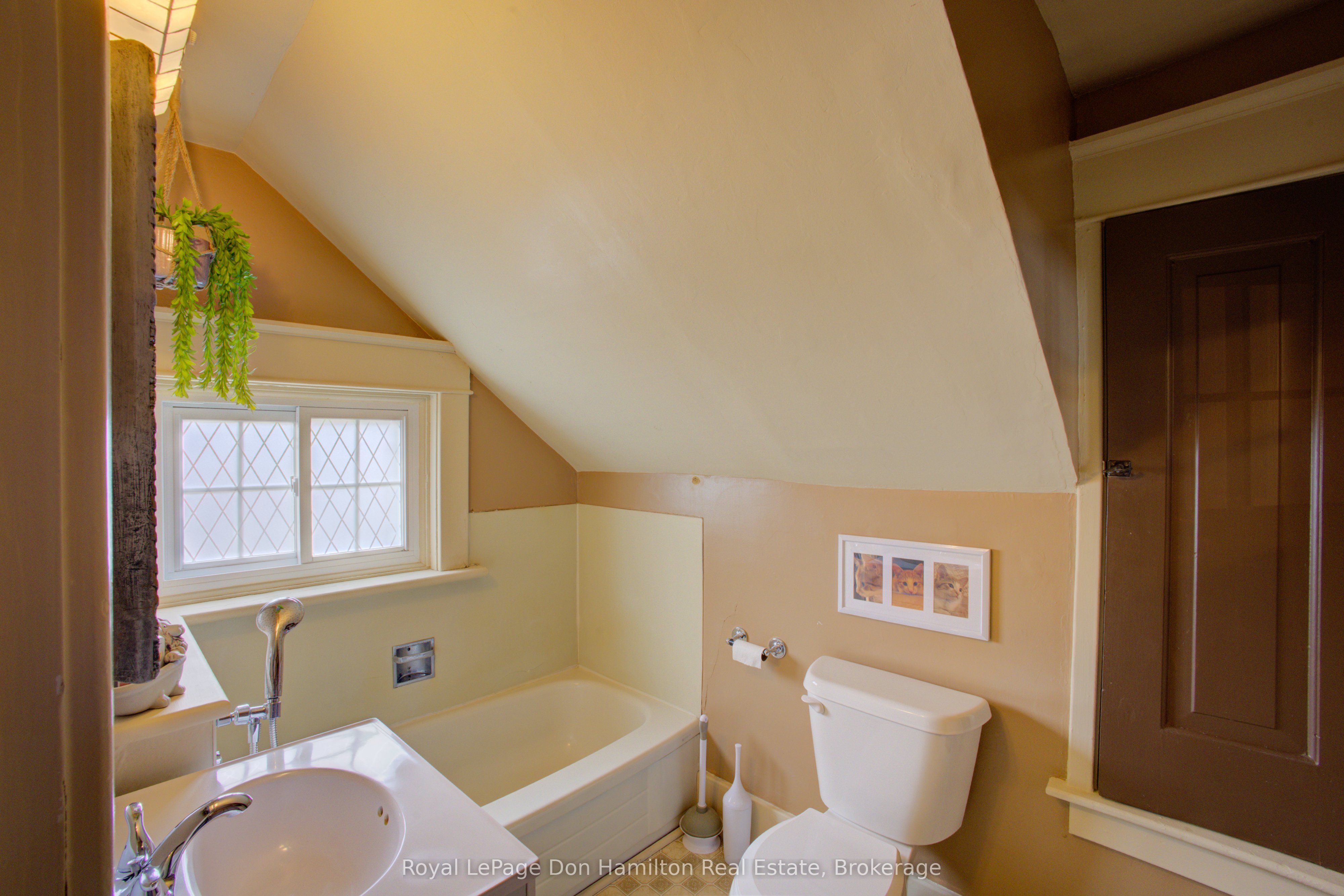 190 Victoria Avenue N Property Photo 22