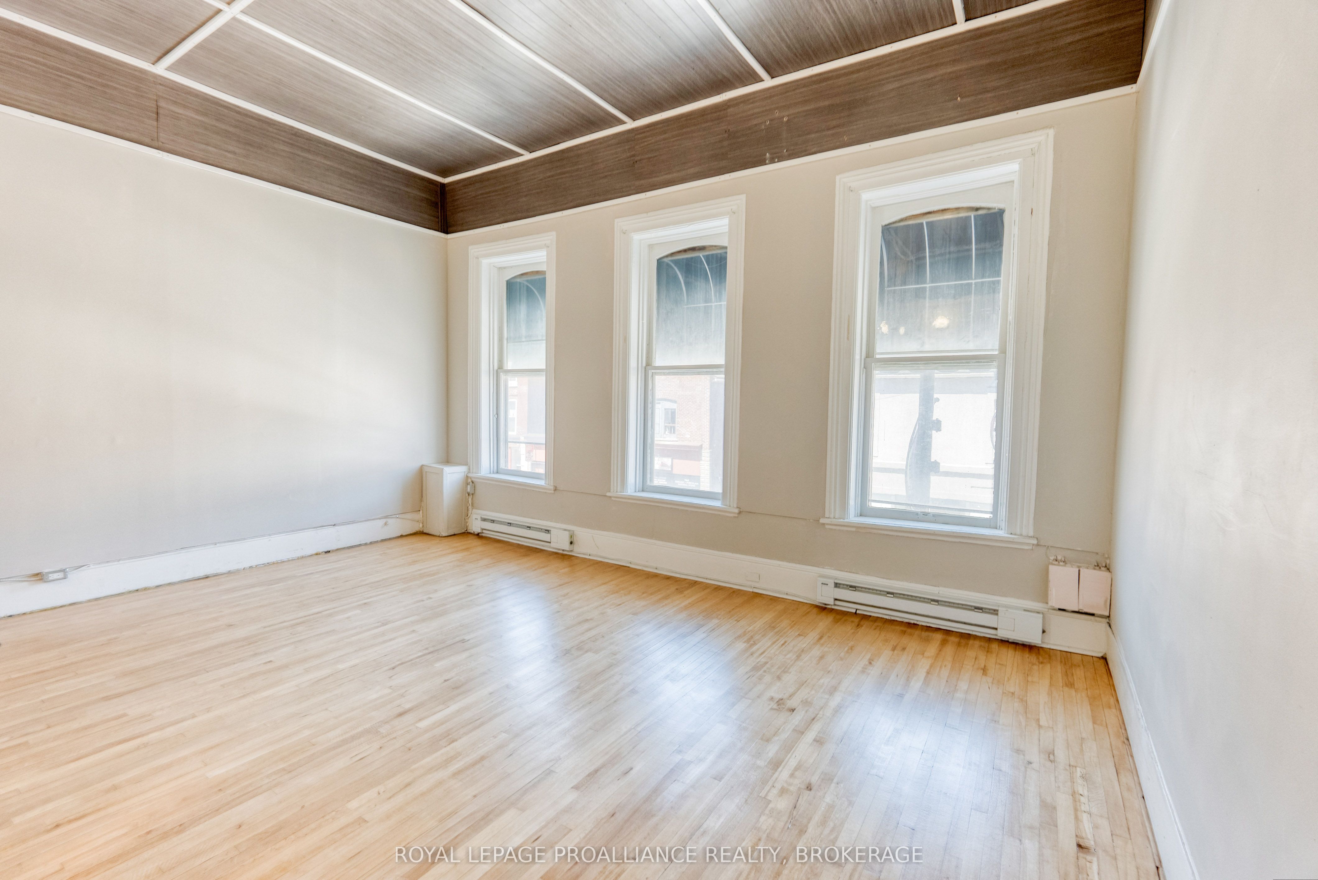 48 Dundas St E Property Photo 4