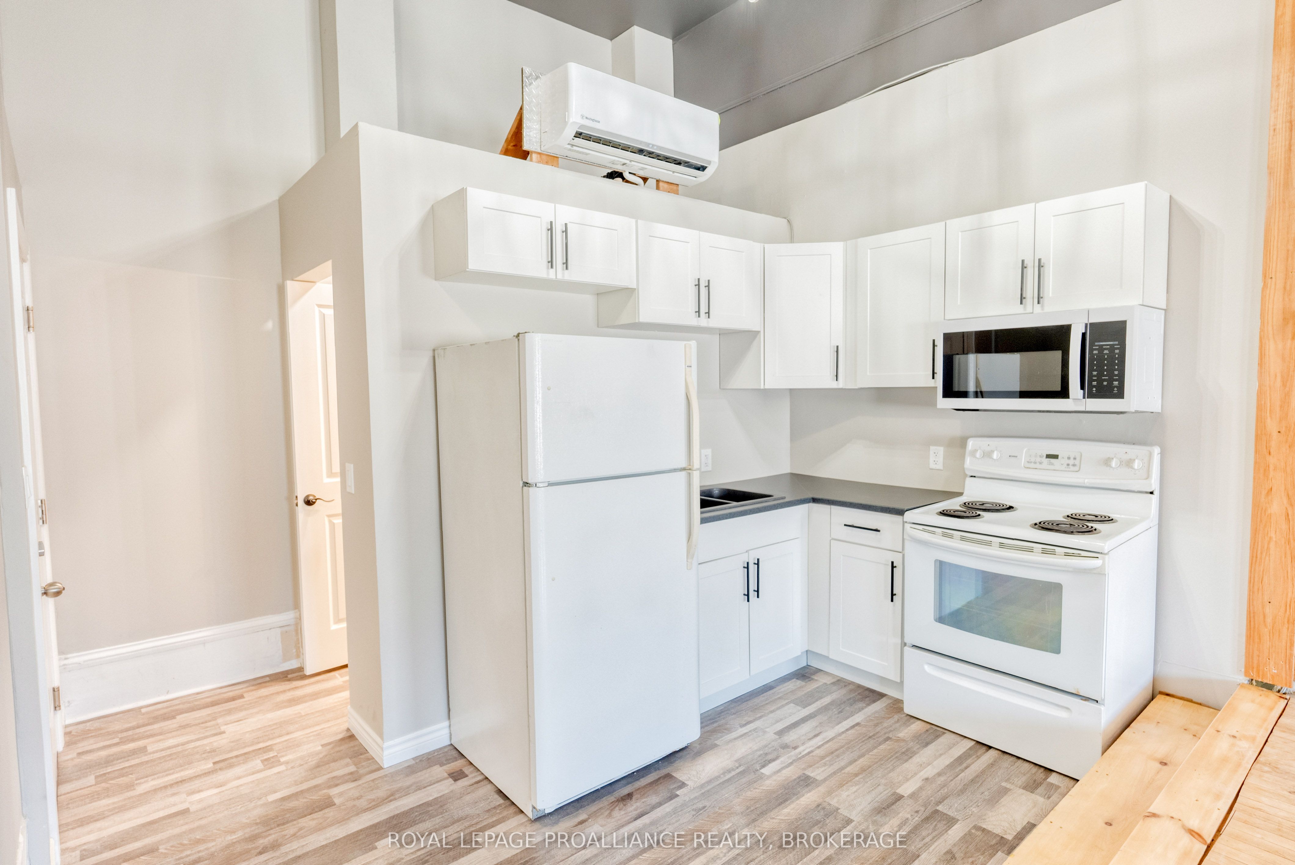 48 Dundas St E Property Photo 5