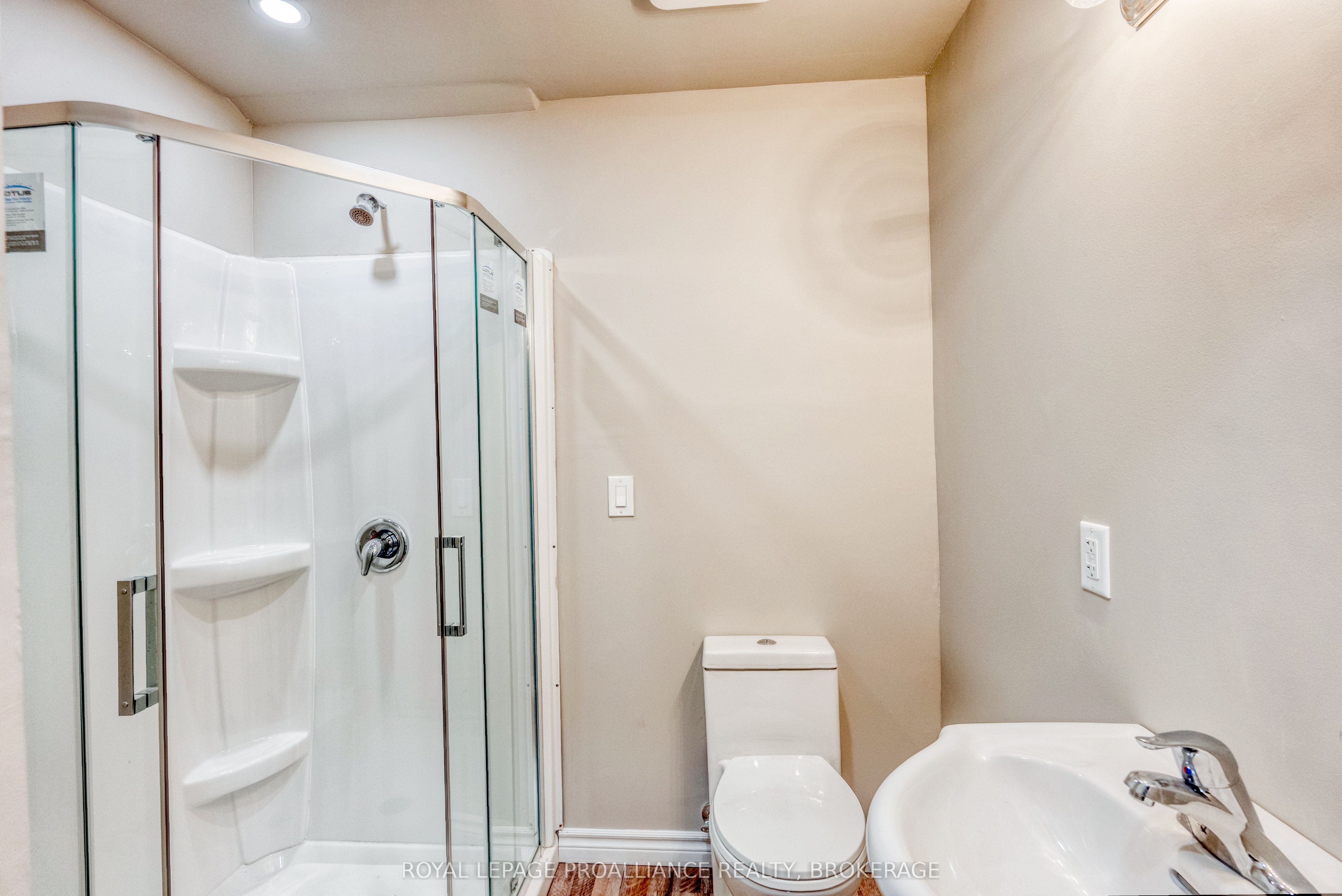 48 Dundas St E Property Photo 8