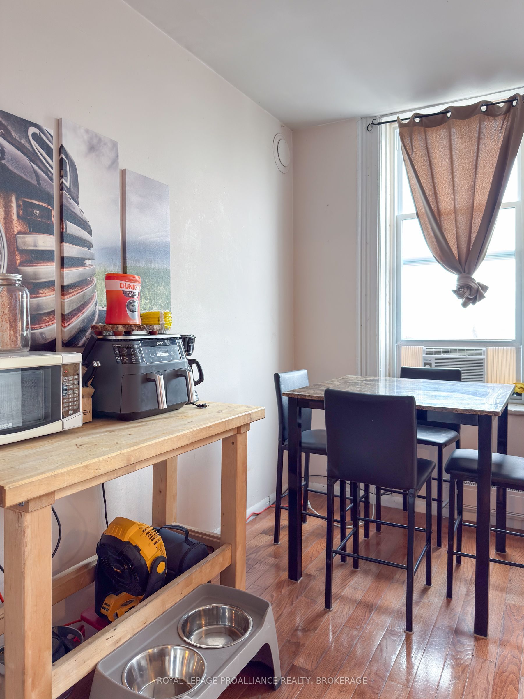 48 Dundas St E Property Photo 12