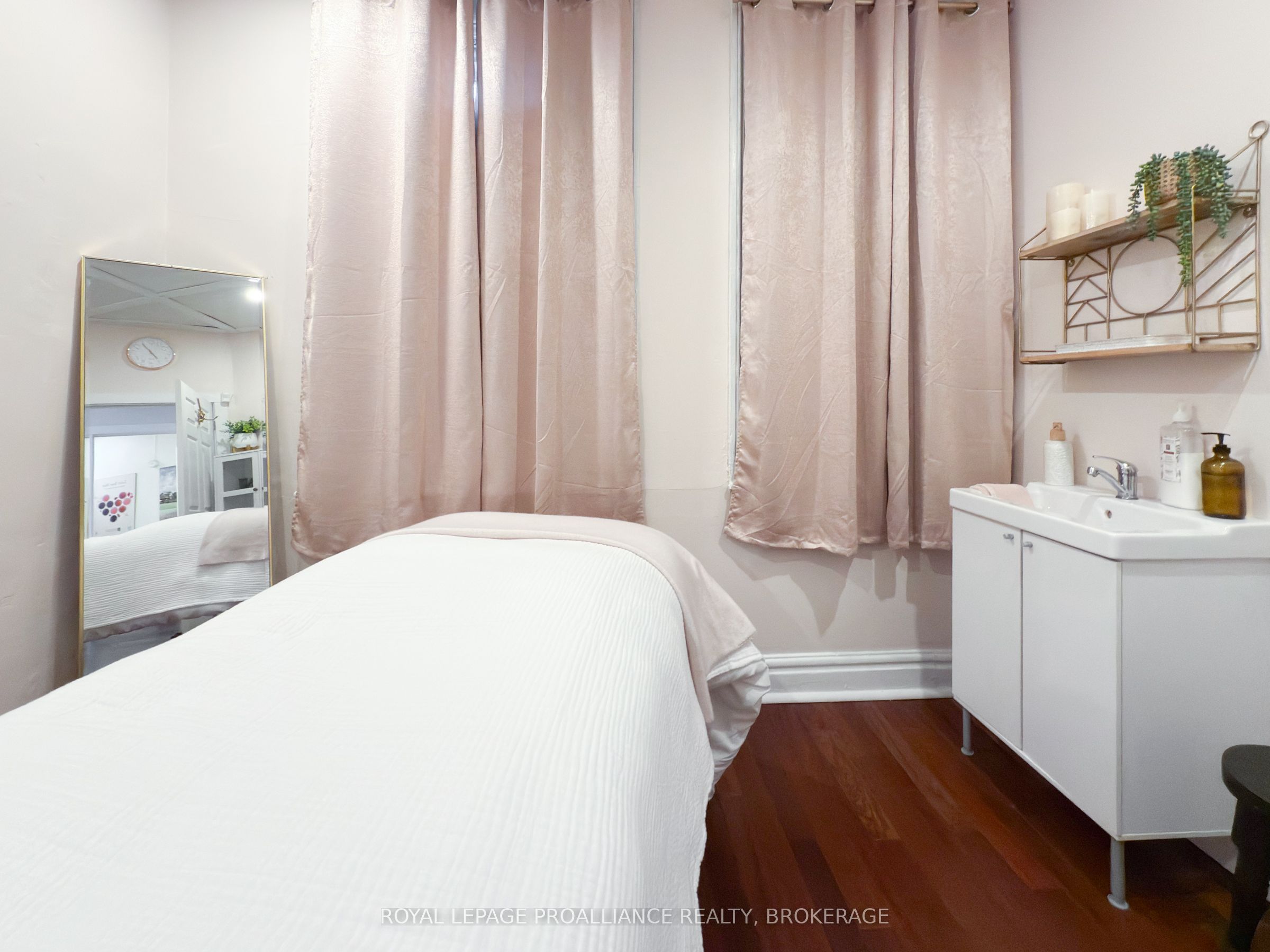 48 Dundas St E Property Photo 24