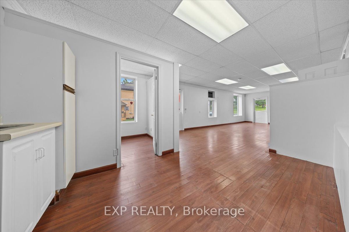 60 Pearl St E Property Photo 4