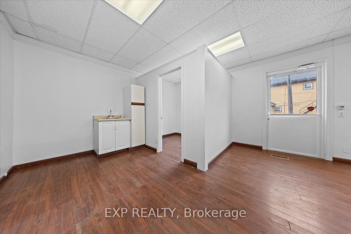 60 Pearl St E Property Photo 5