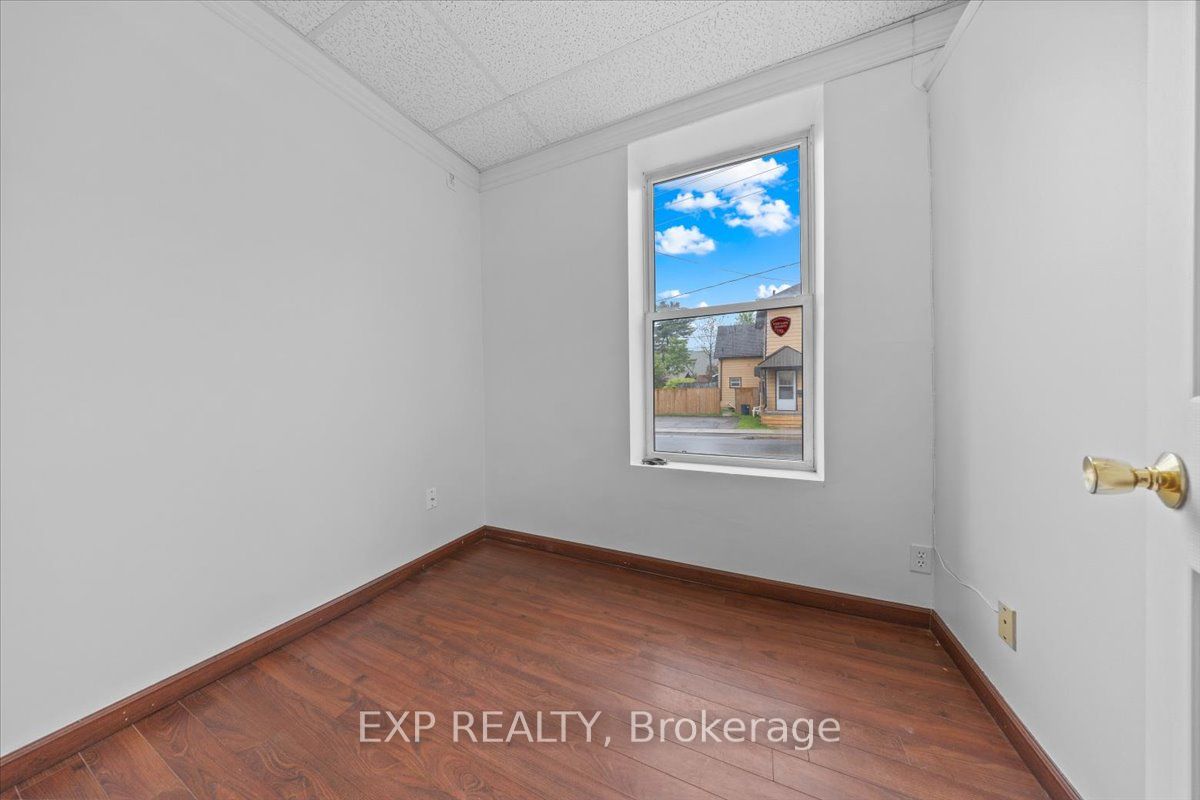 60 Pearl St E Property Photo 6