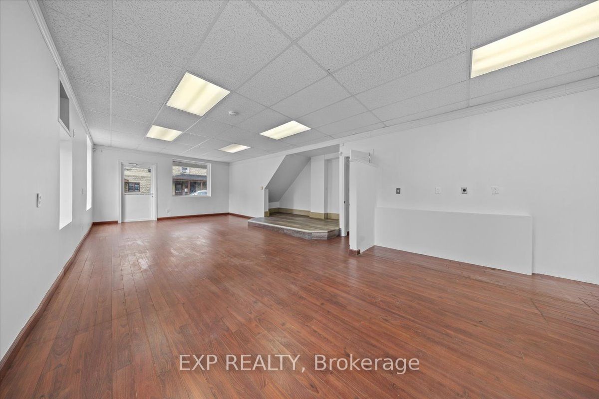 60 Pearl St E Property Photo 7