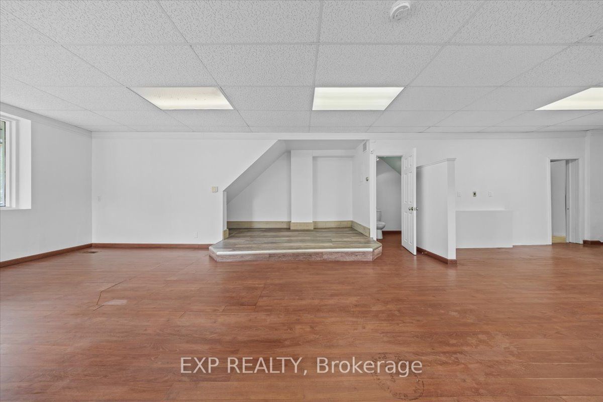 60 Pearl St E Property Photo 8