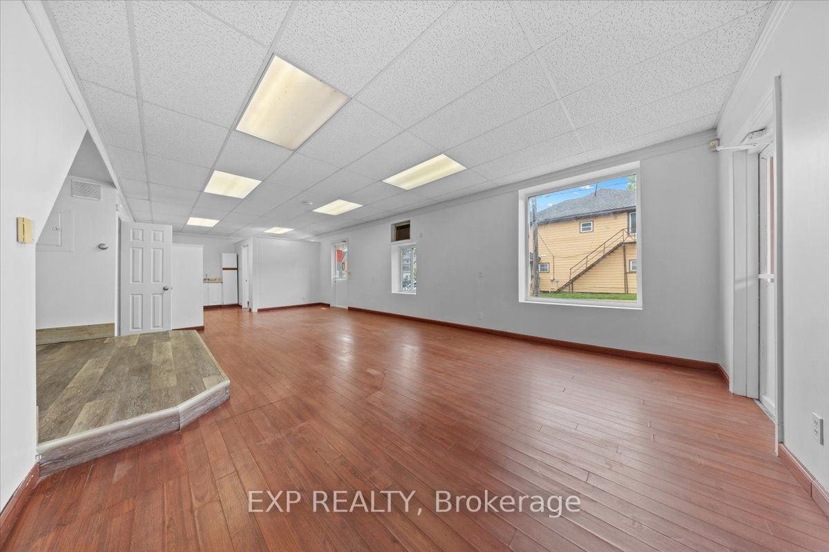 60 Pearl St E Property Photo 10