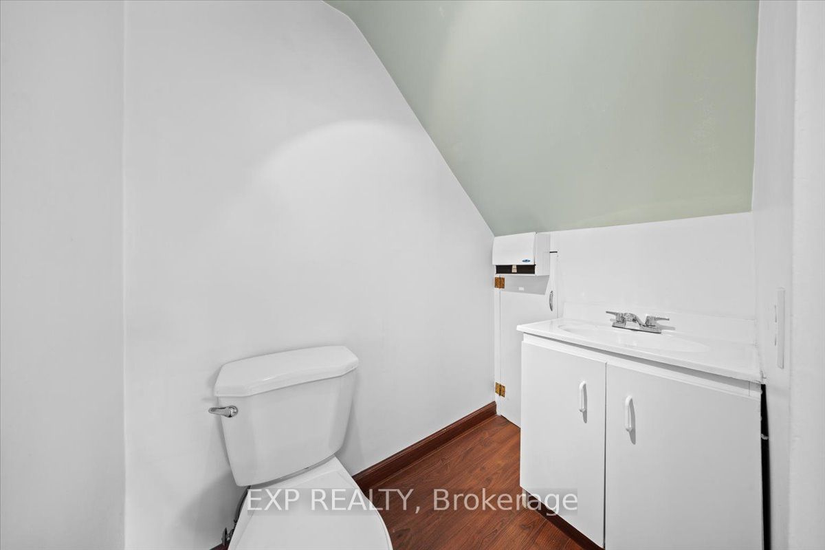 60 Pearl St E Property Photo 11