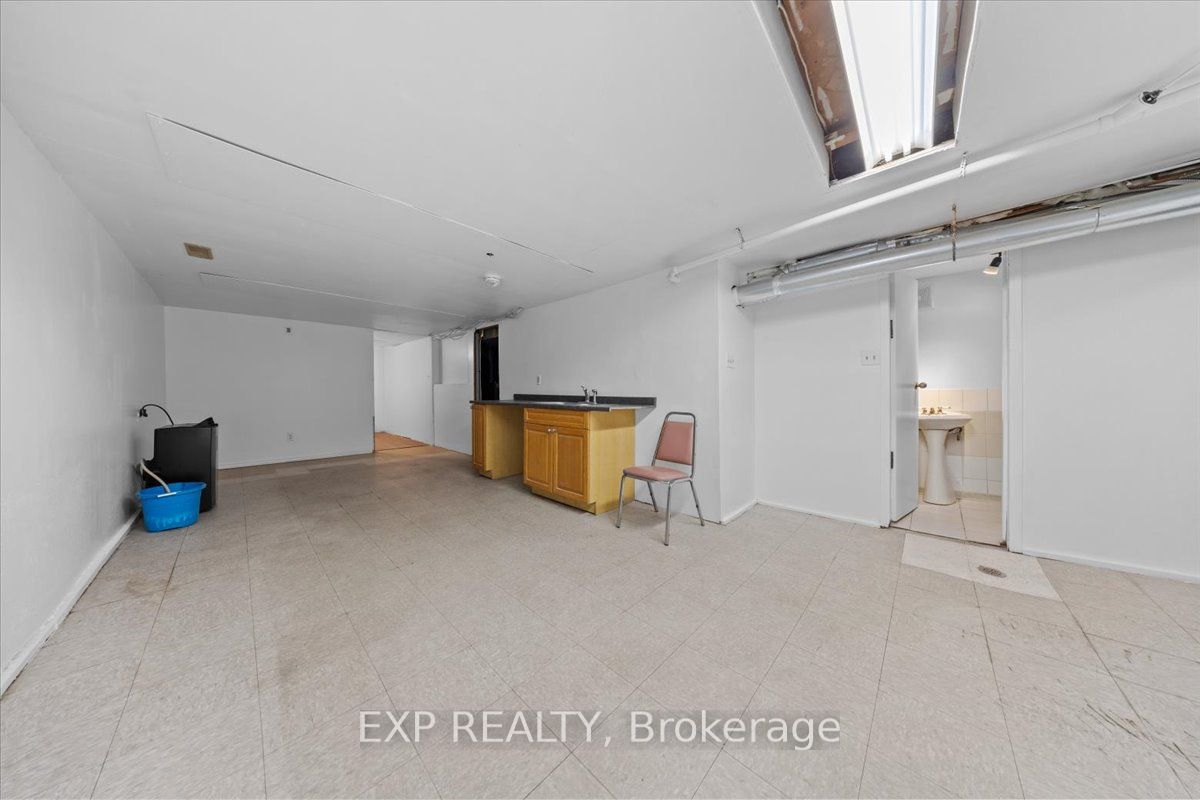 60 Pearl St E Property Photo 13
