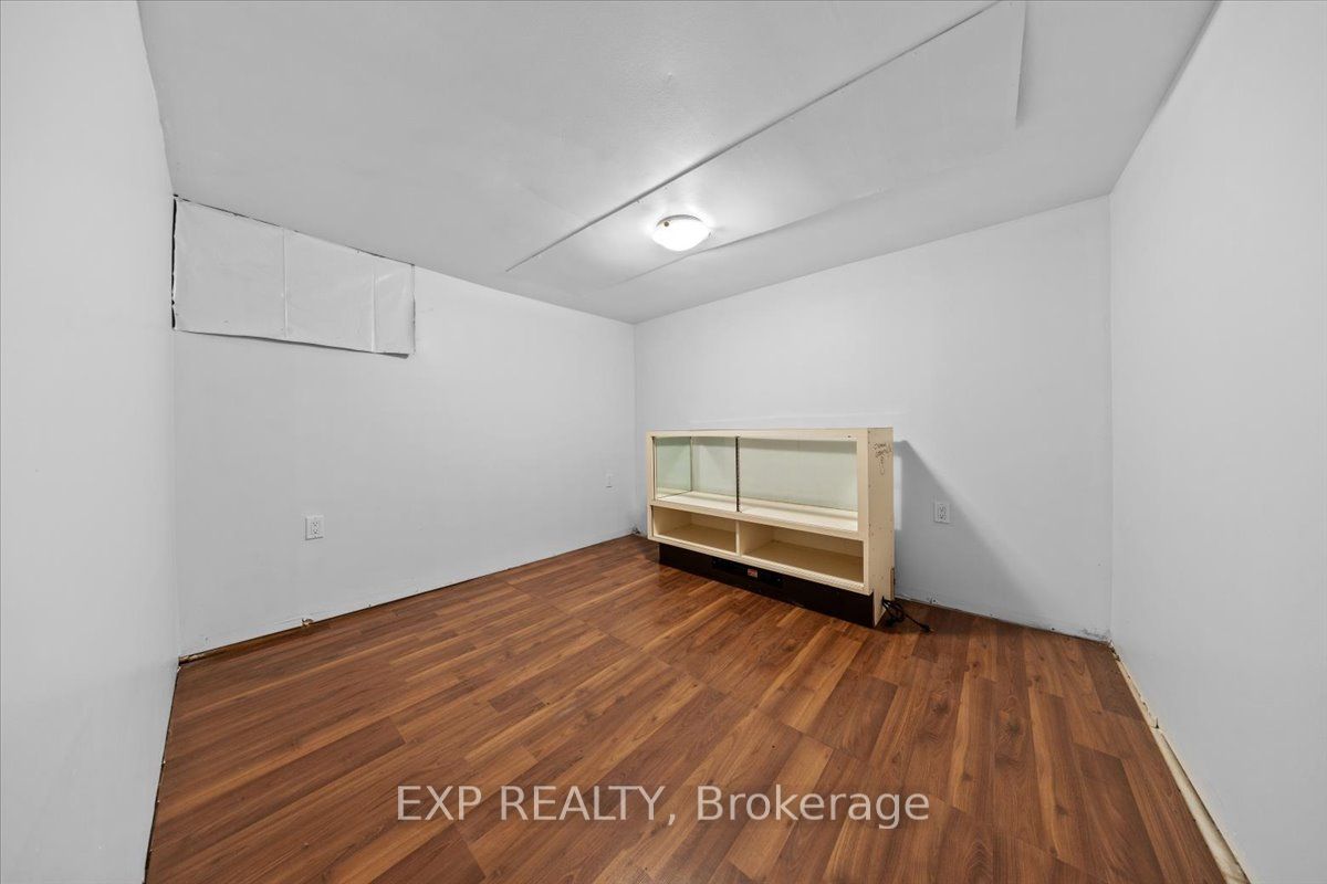 60 Pearl St E Property Photo 14