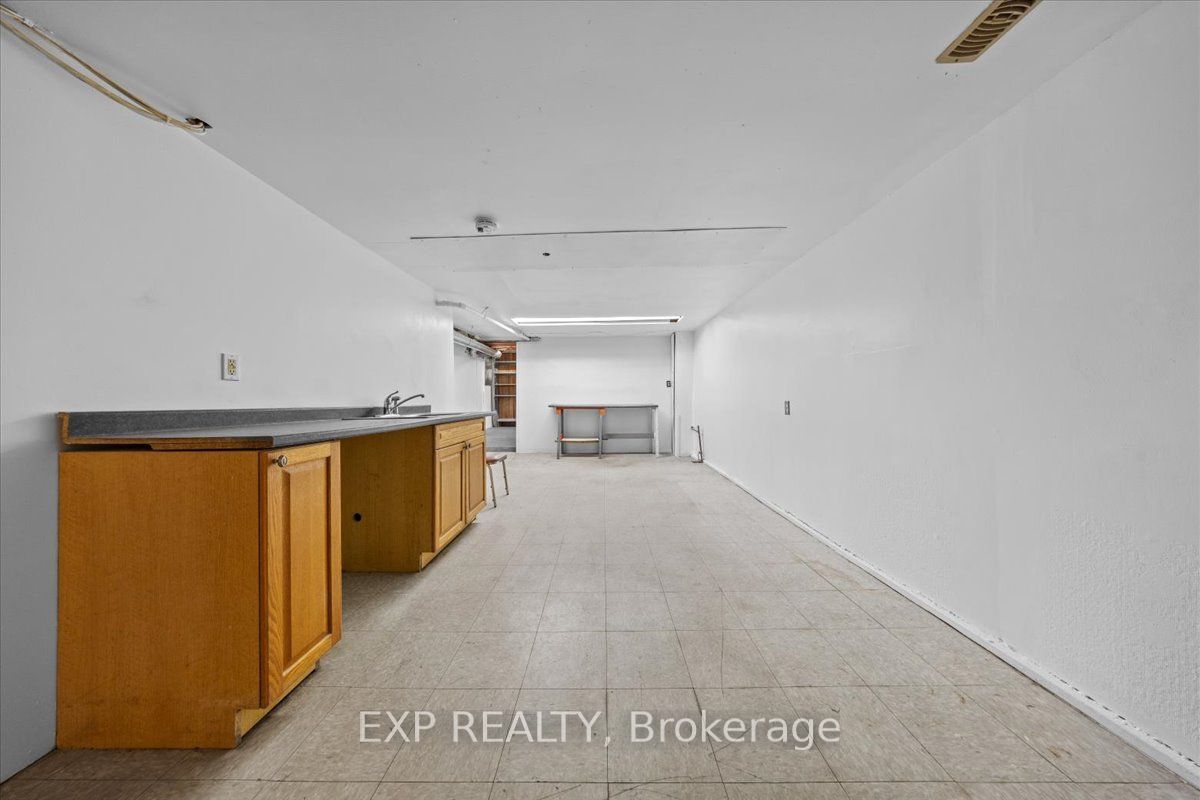 60 Pearl St E Property Photo 15