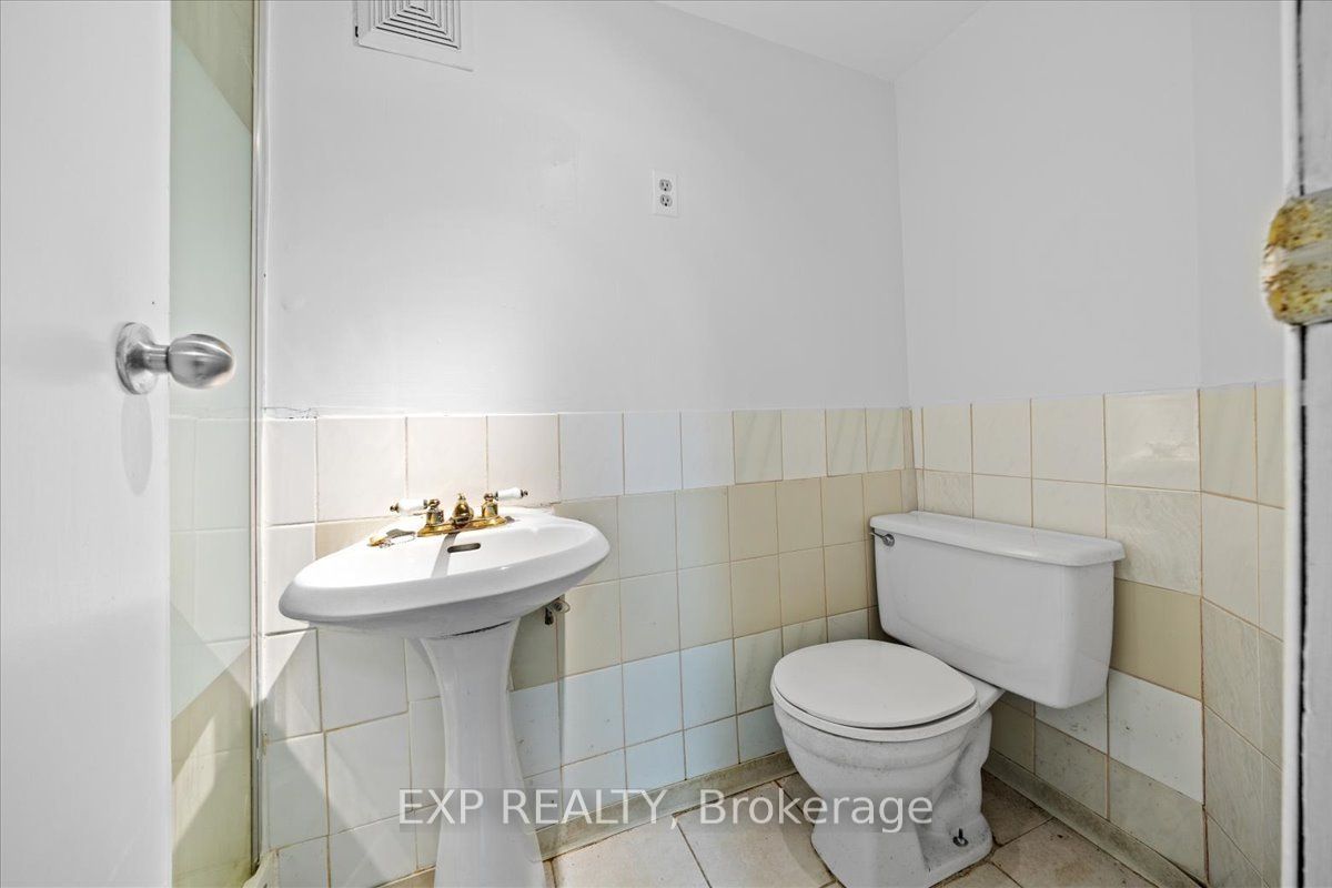 60 Pearl St E Property Photo 16