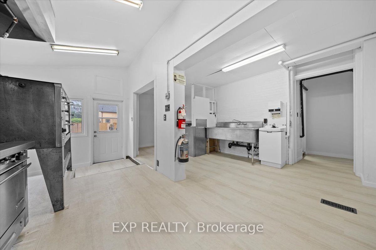 60 Pearl St E Property Photo 17