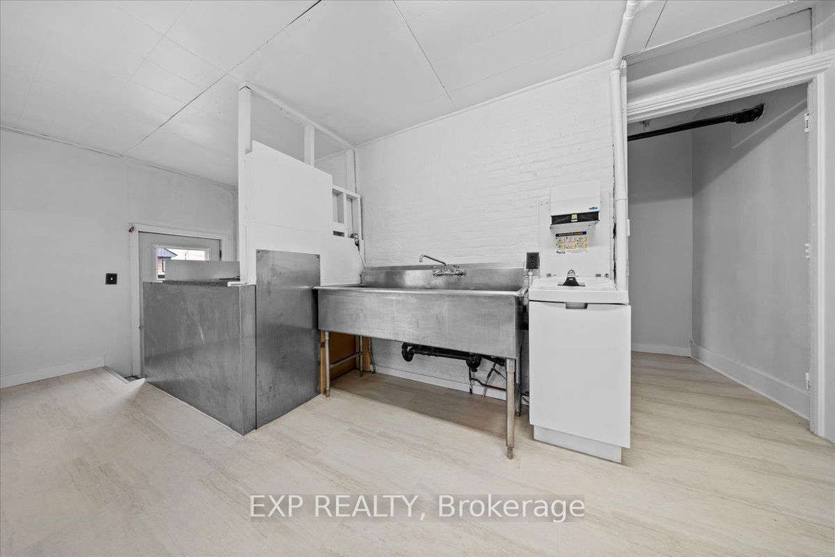 60 Pearl St E Property Photo 18