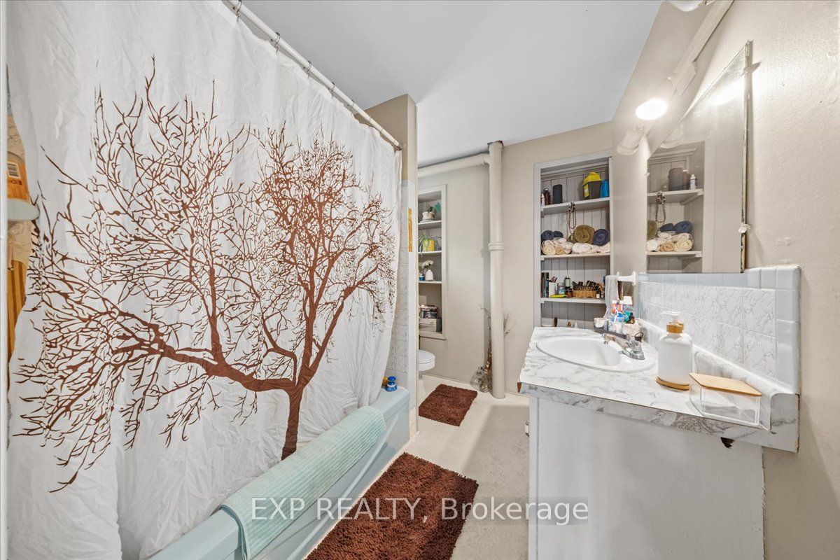 60 Pearl St E Property Photo 22