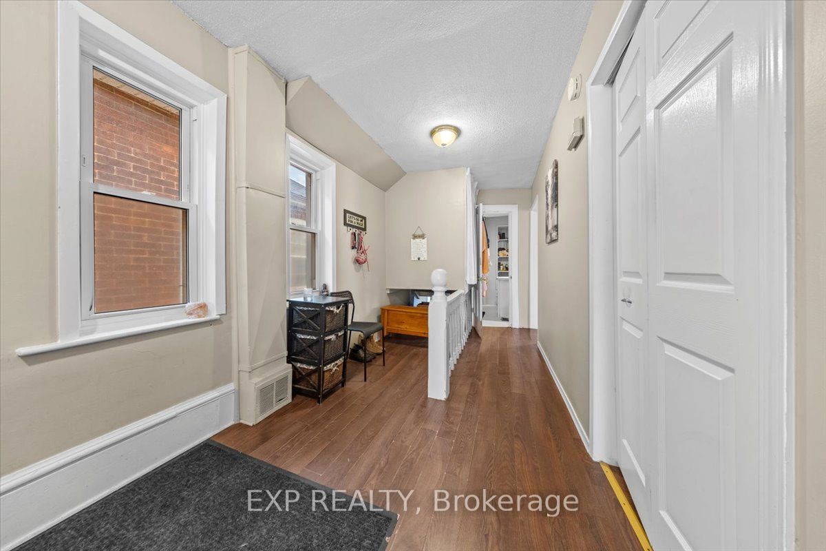 60 Pearl St E Property Photo 23