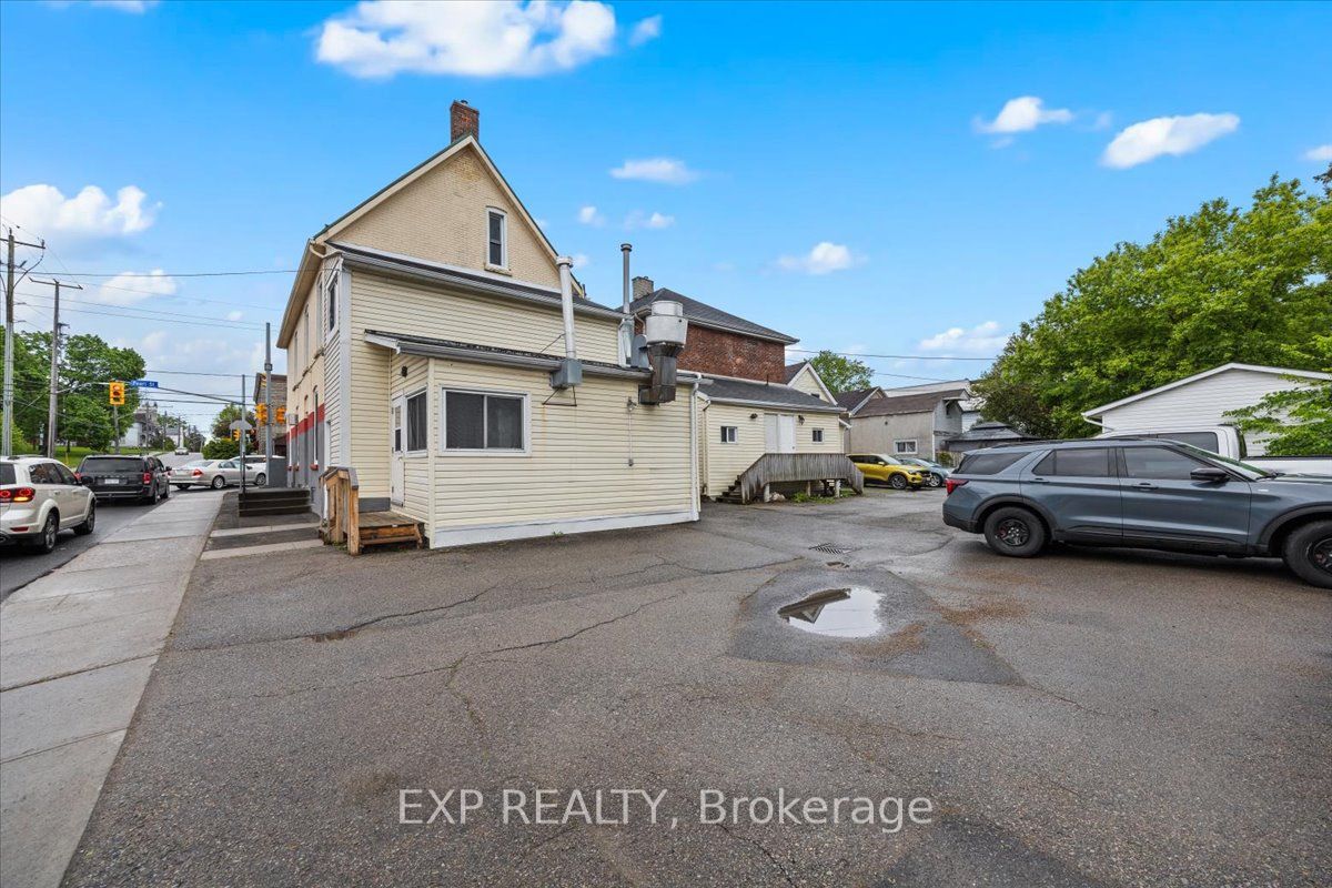 60 Pearl St E Property Photo 33