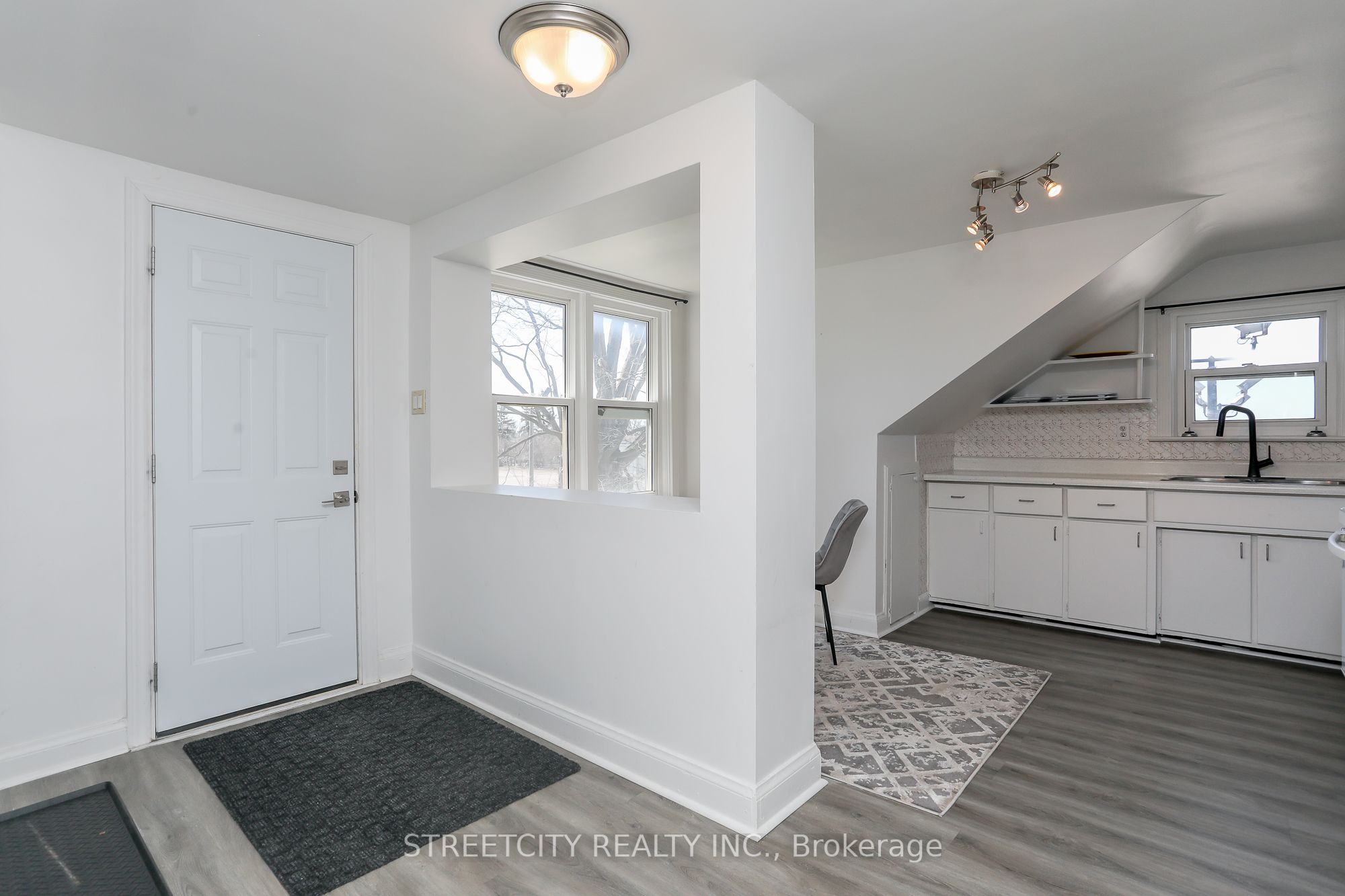 1843 Dundas Street Property Photo 22