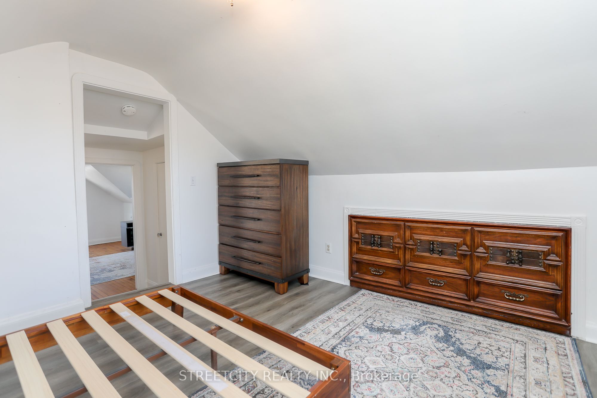1843 Dundas Street Property Photo 28