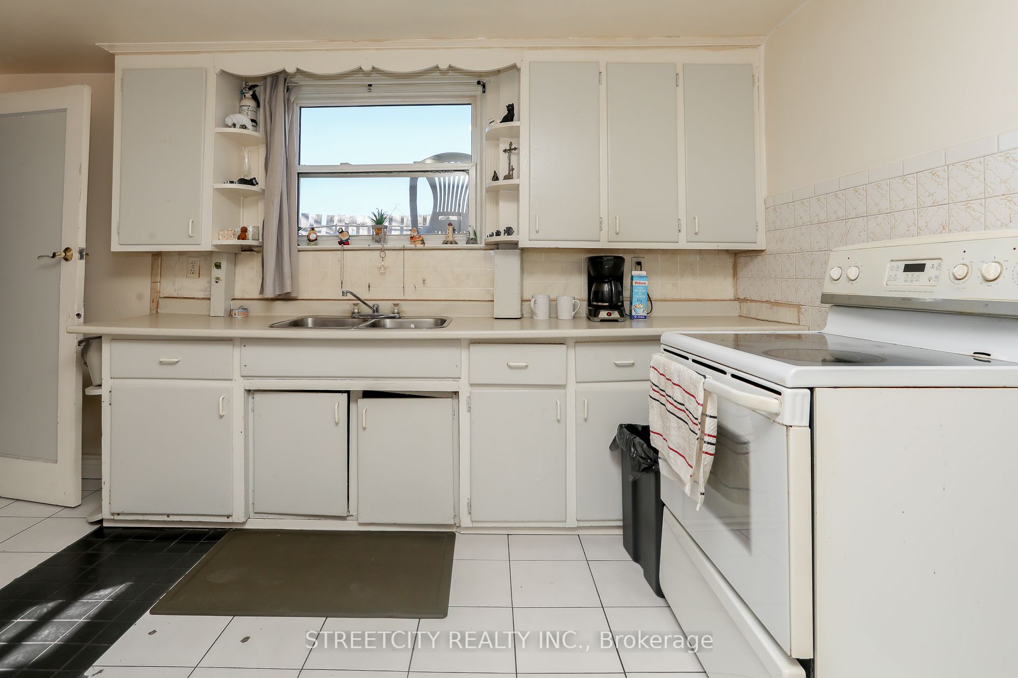 1843 Dundas Street Property Photo 35