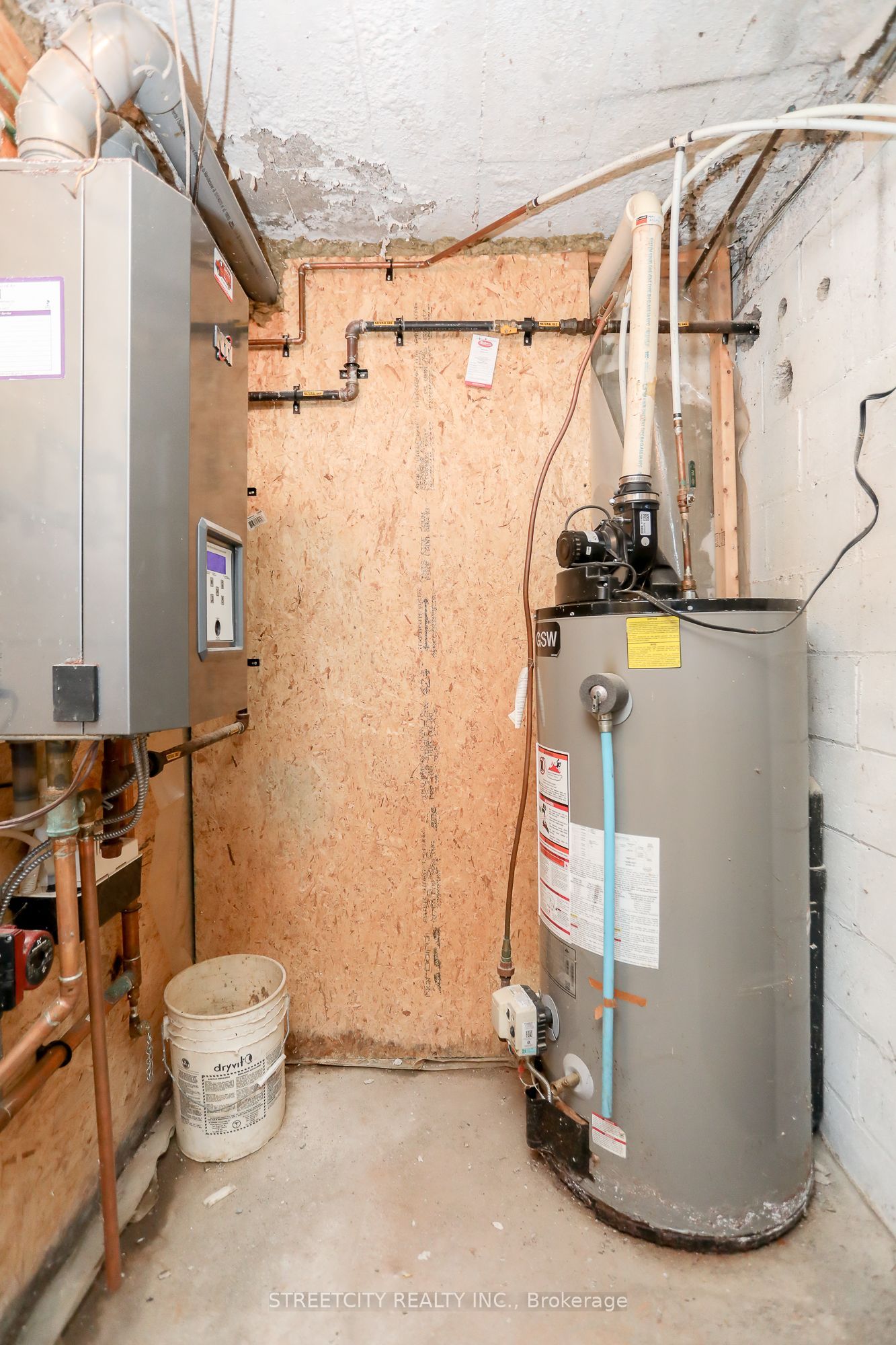 1843 Dundas Street Property Photo 41