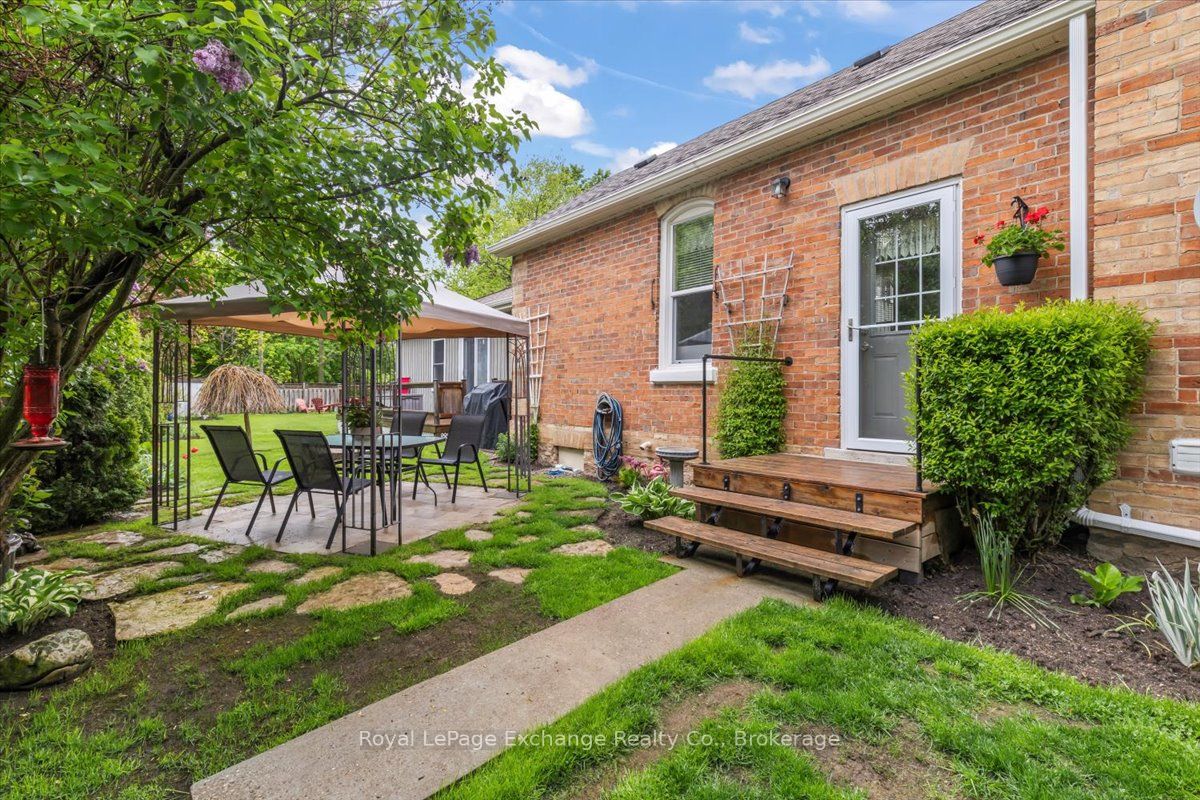 144 Yonge Street Property Photo 4