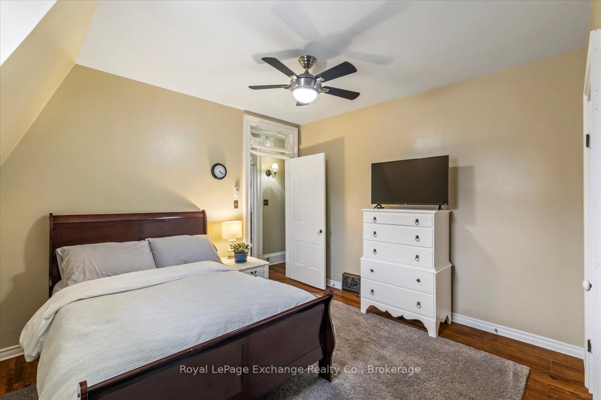 144 Yonge Street Property Photo 16