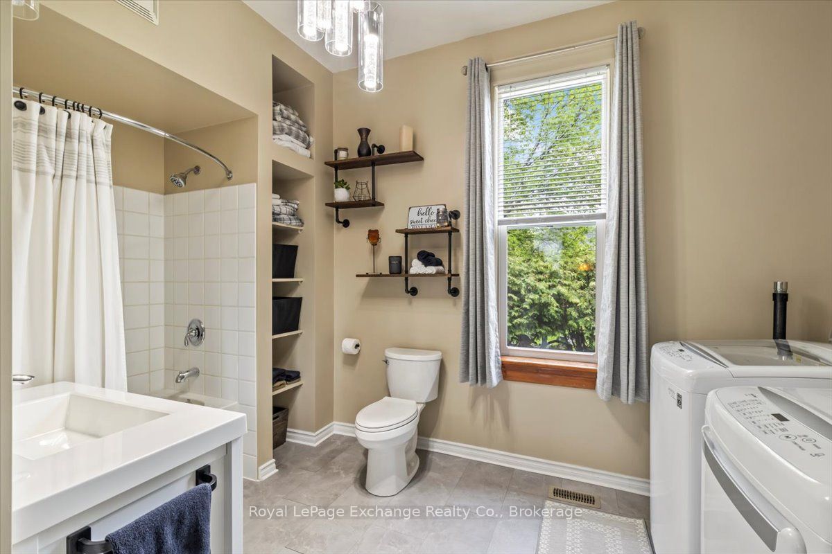 144 Yonge Street Property Photo 25