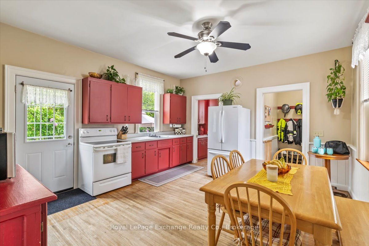 144 Yonge Street Property Photo 32