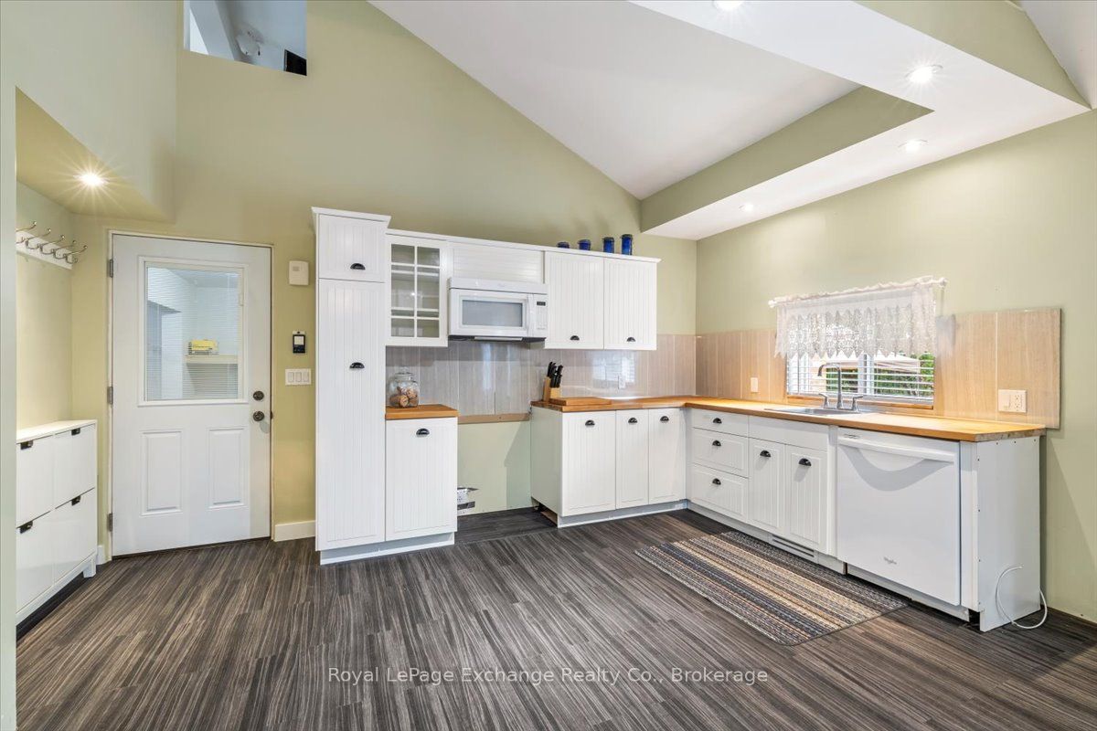 144 Yonge Street Property Photo 34