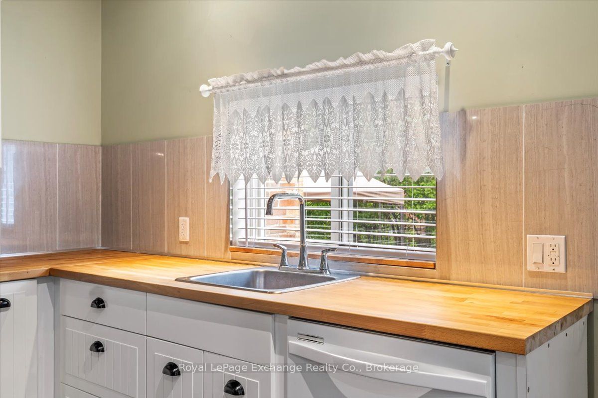 144 Yonge Street Property Photo 35