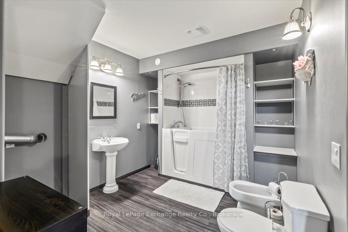 144 Yonge Street Property Photo 41