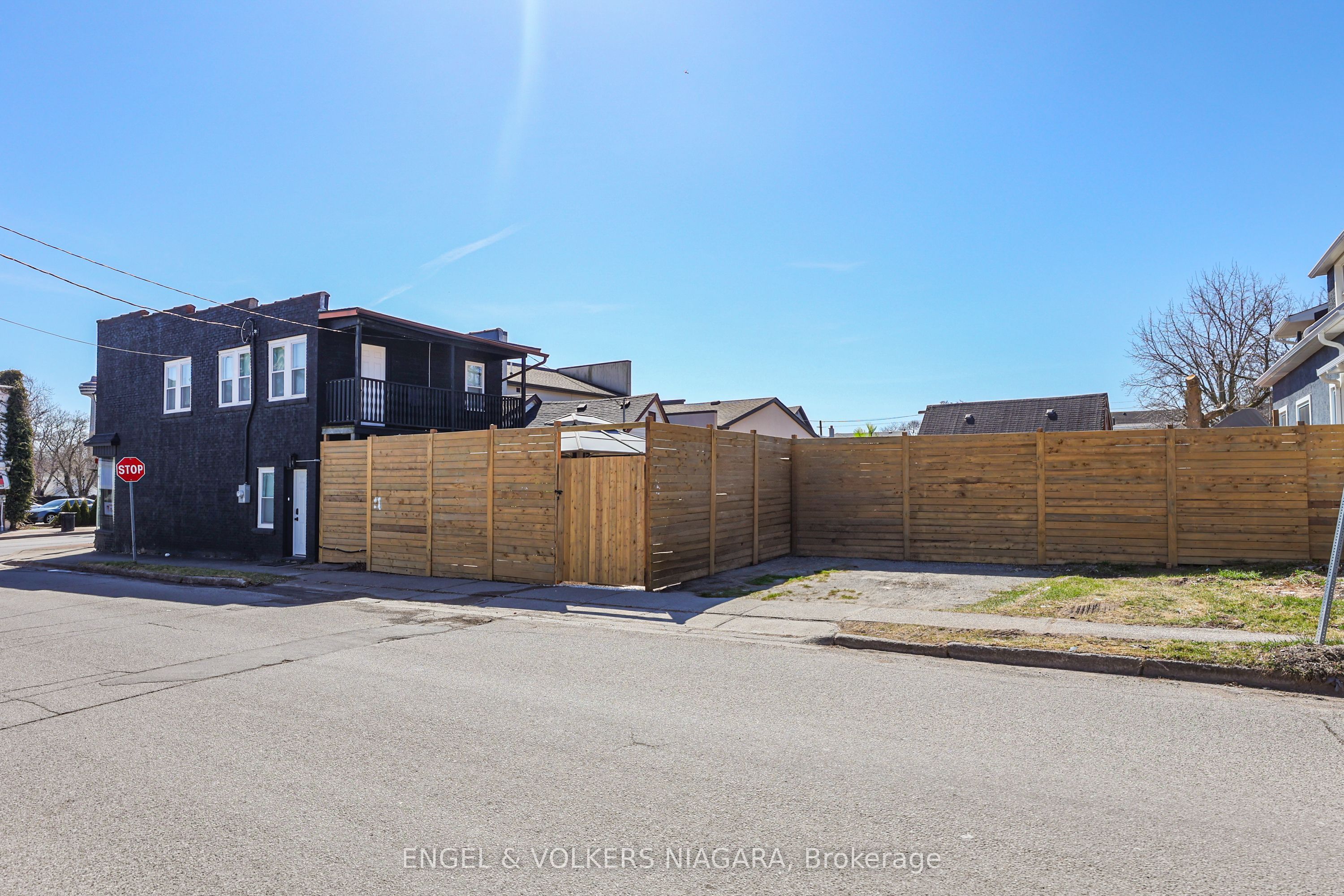 6043 Main St Property Photo 4