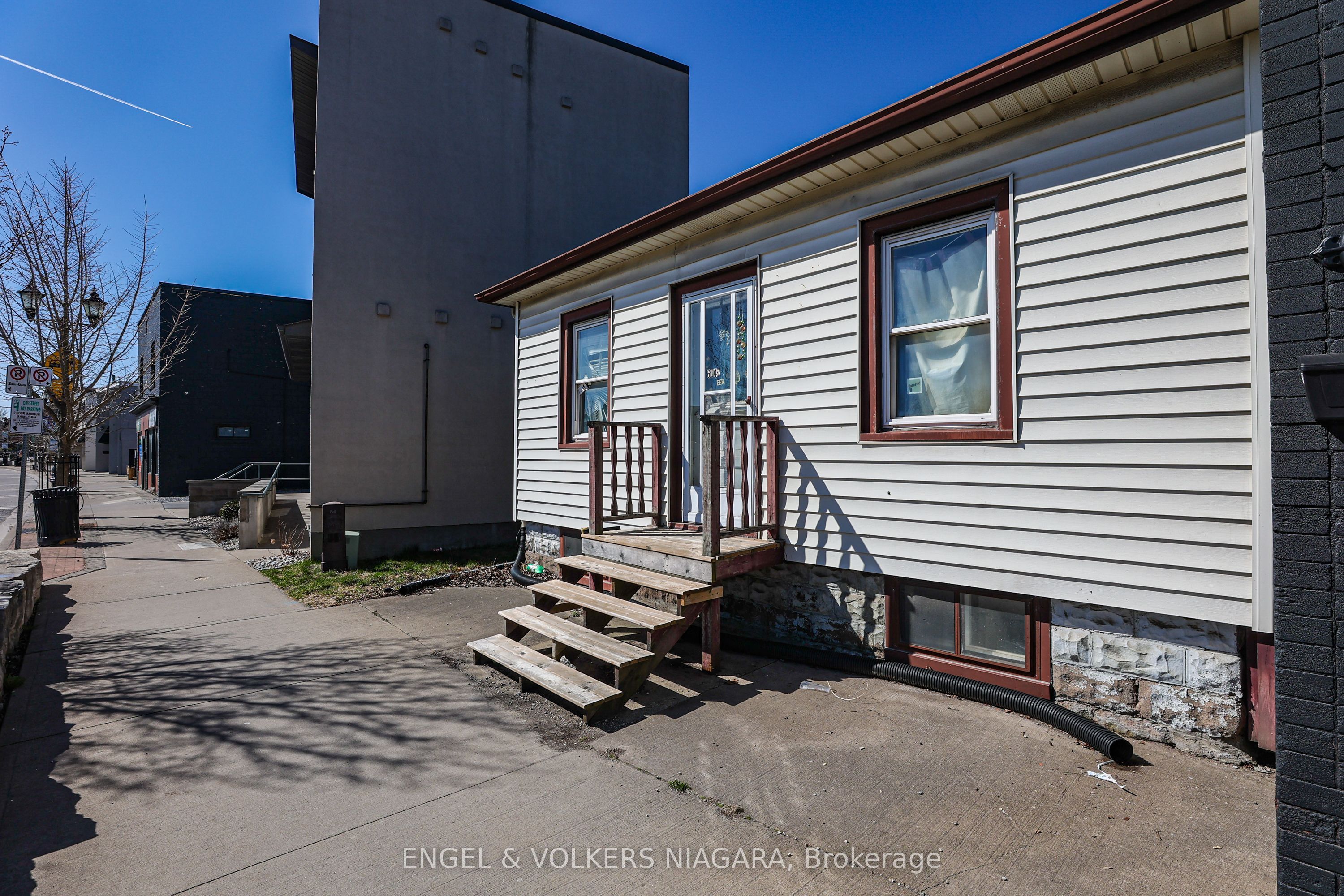 6043 Main St Property Photo 6